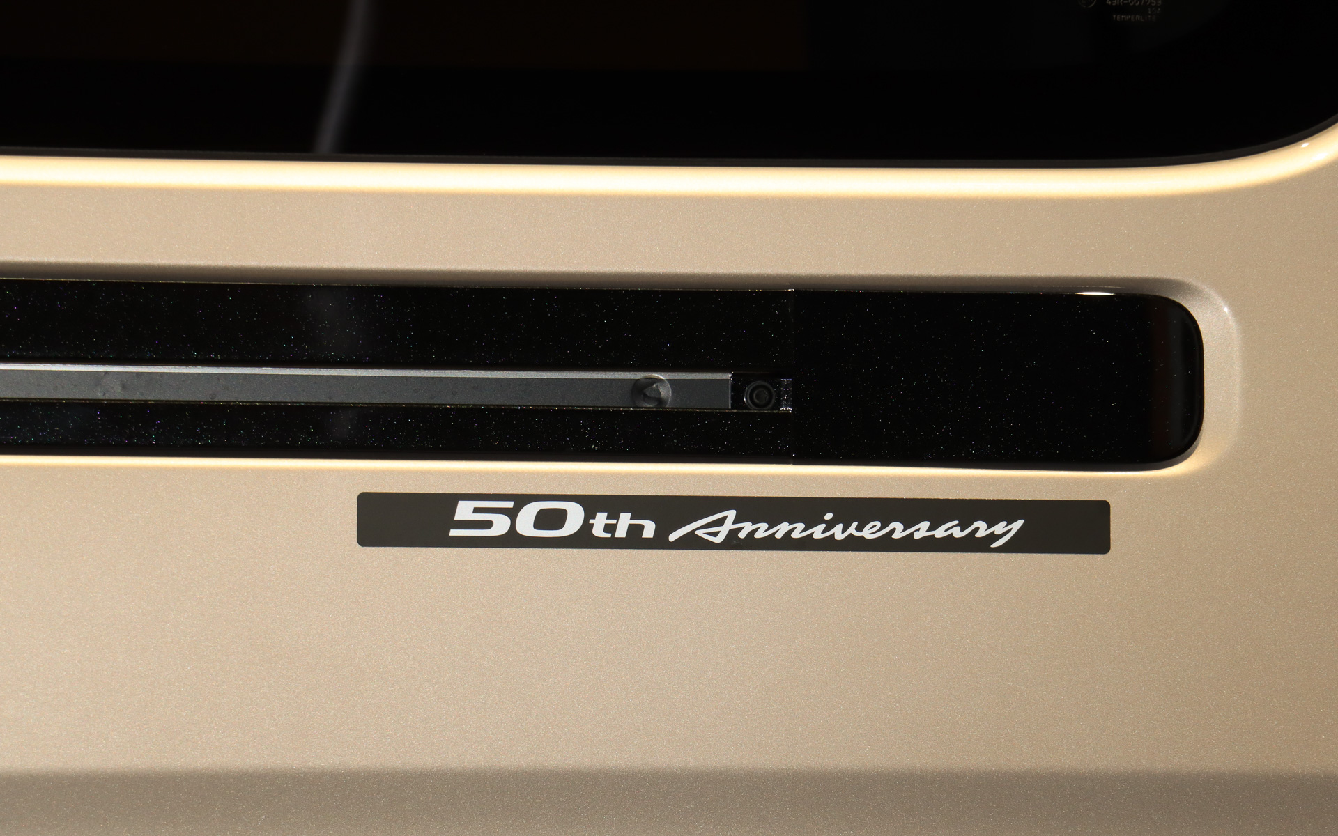 バックドアとスライドドアレール下に専用ロゴ入りエンブレムを装着