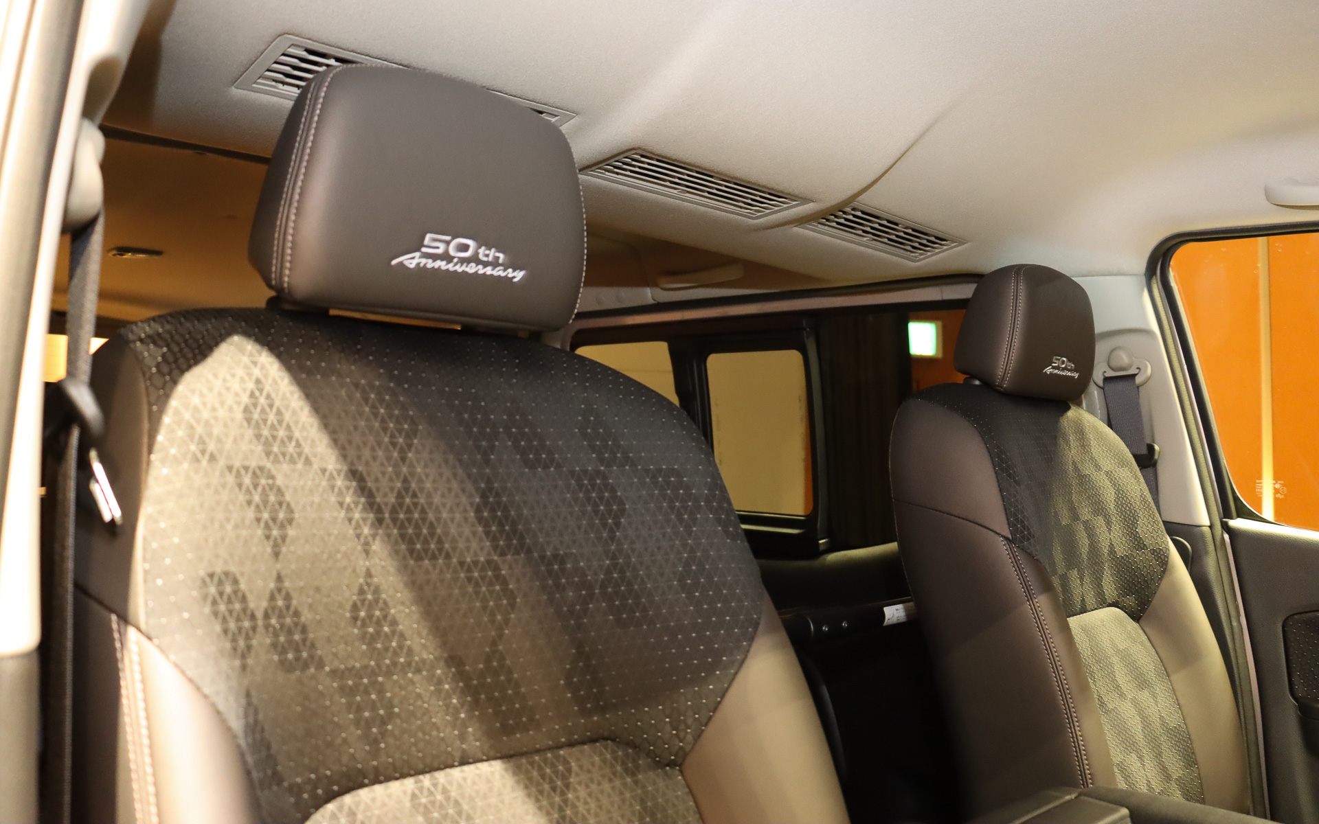 ヘッドレストに50th Anniversary刺繍ロゴを施す