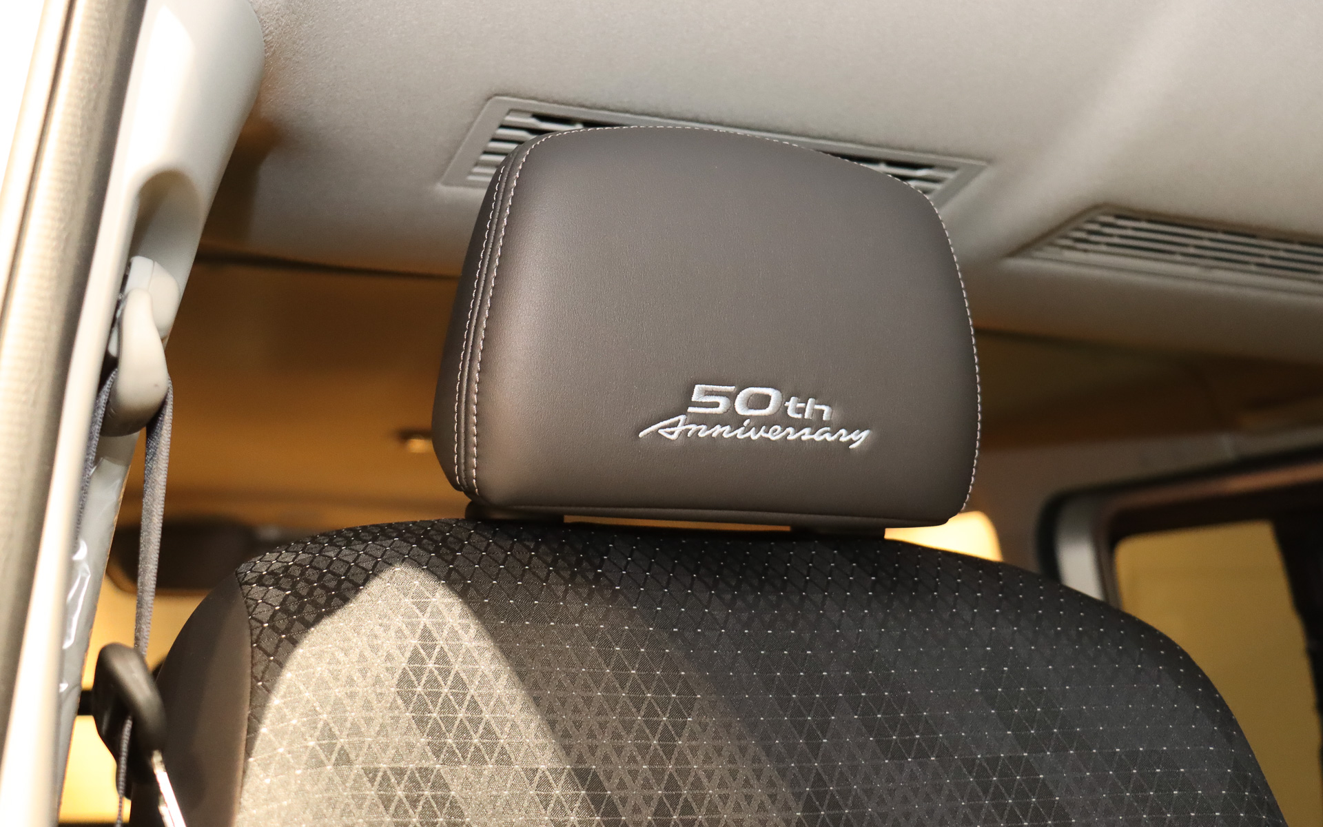 ヘッドレストに50th Anniversary刺繍ロゴを施す