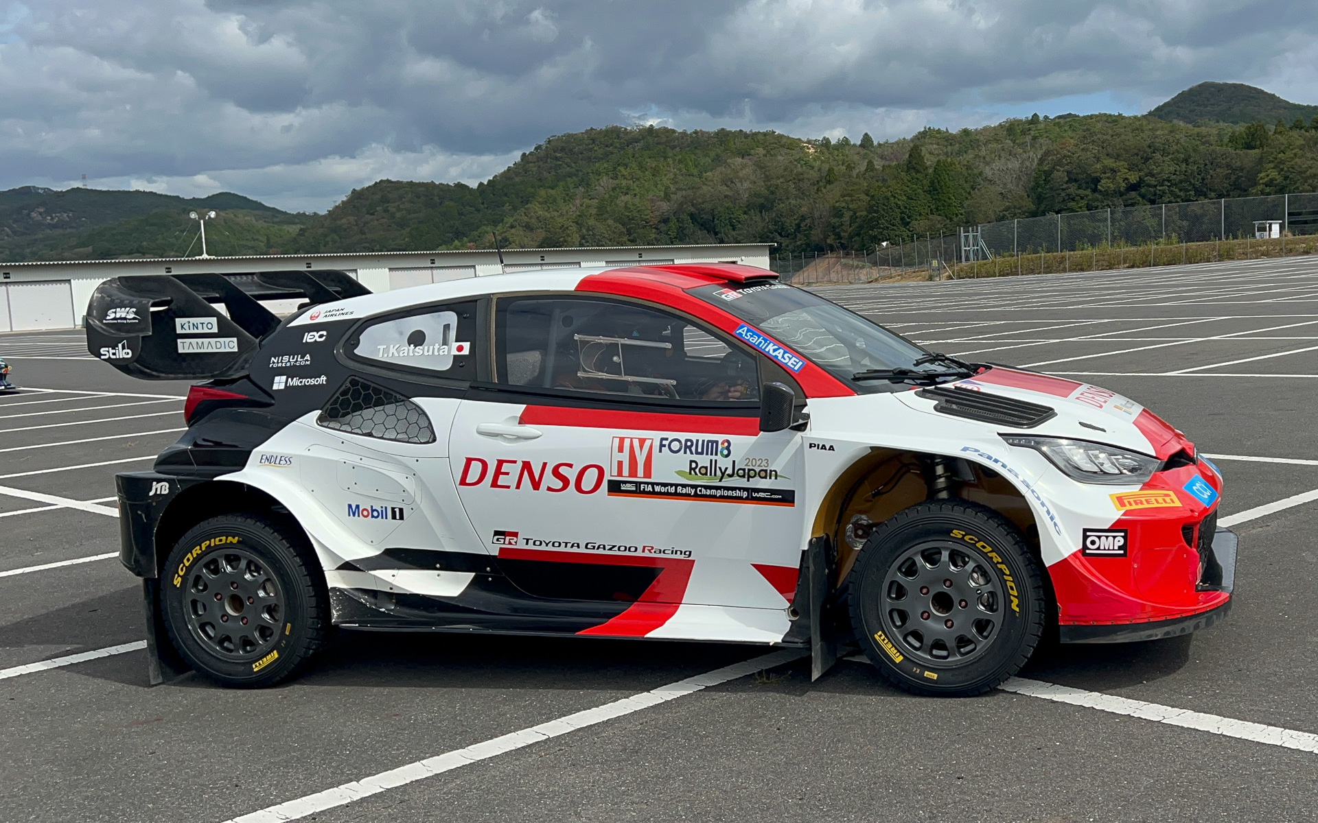 デモランに使われたGRヤリス ラリー1ハイブリッドのテスト車両。大型のエアインレットがなくなっているなど、2023年シーズン仕様にアップデートされている