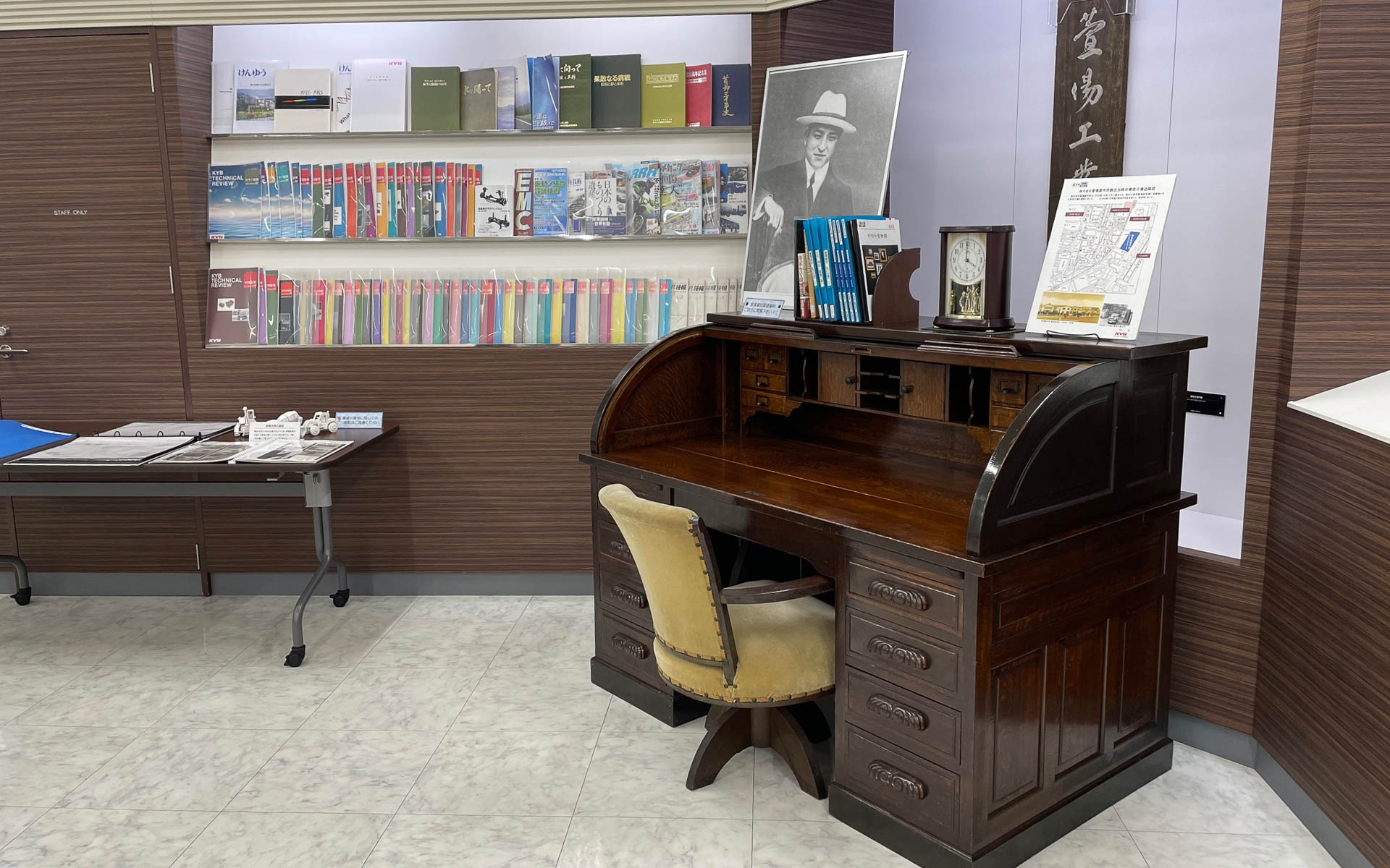 萱場資郎のデスク。エンジニアらしく使いやすいように自製したからくりデスク、うらやましいです