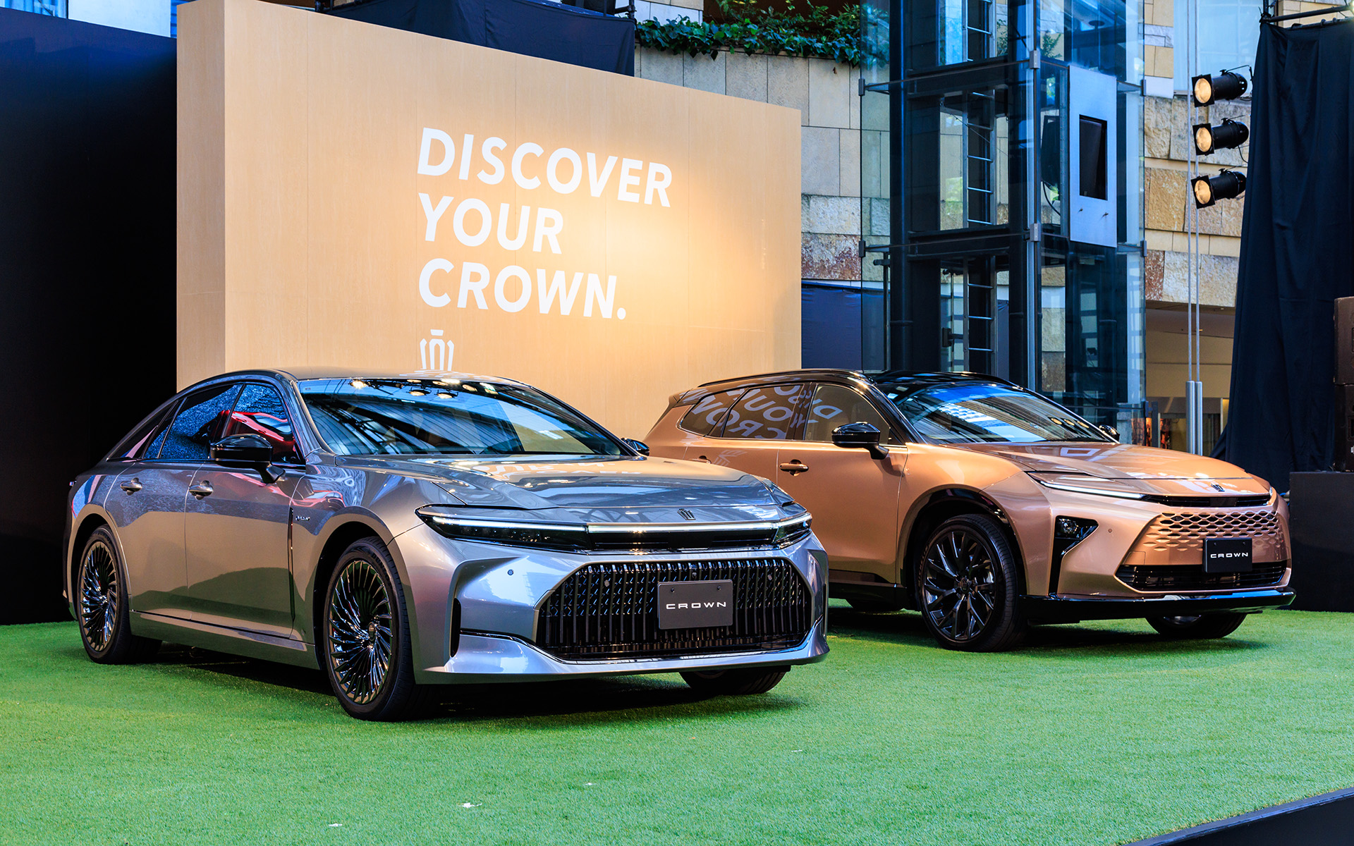 セダン（手前）とエステート。同じ車種とは思えないほどイメージが異なる