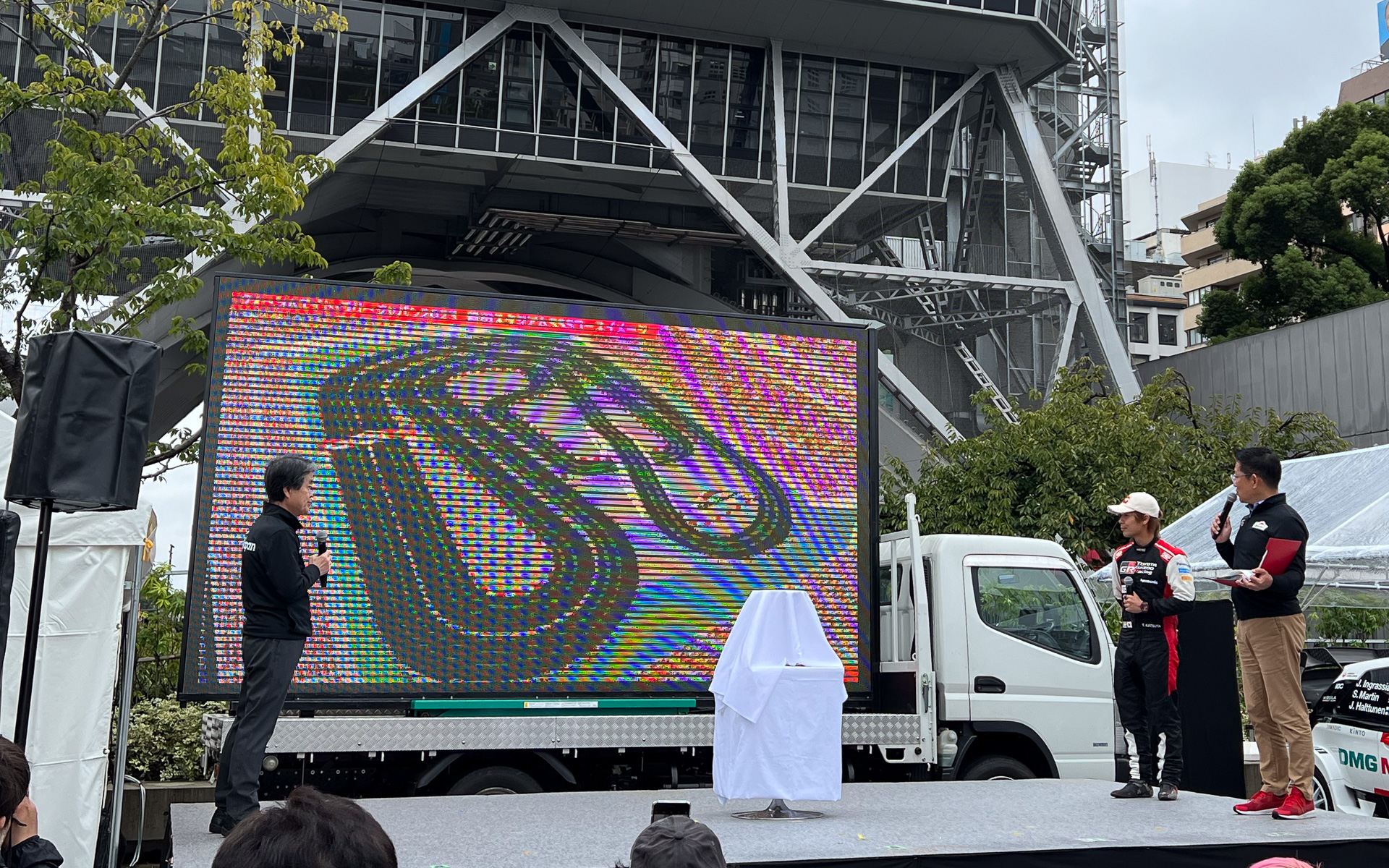 豊田スタジアムのコースを発表する豊田市 太田稔彦市長（左）。翌週のラリチャレでも使うという