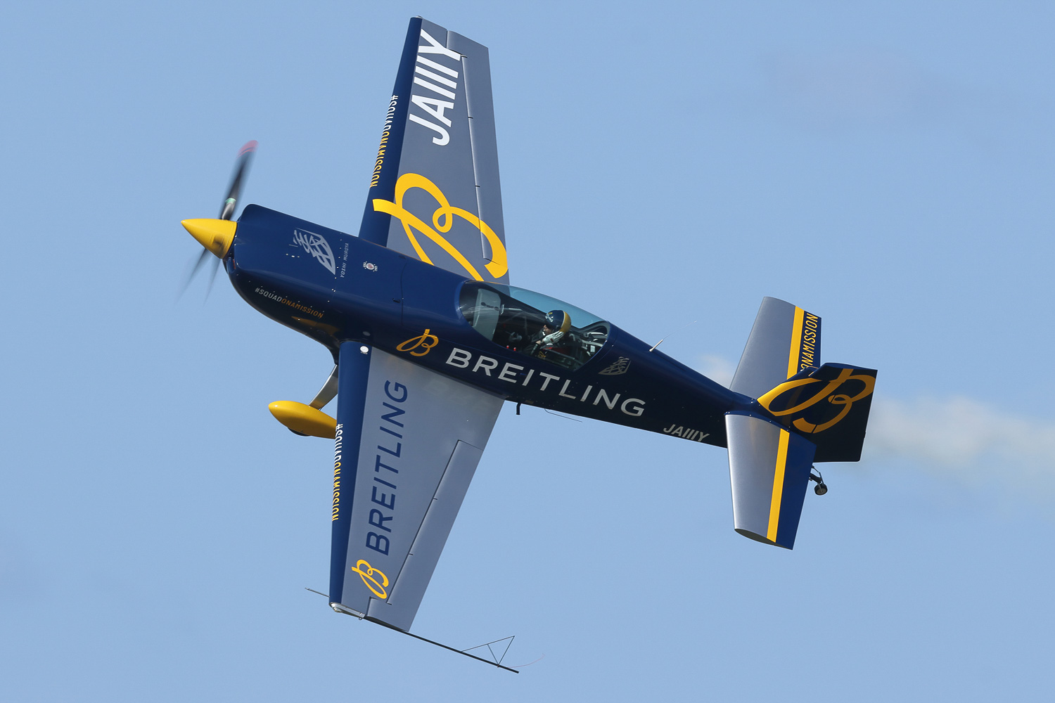 室屋義秀選手のEXTR EA-300S/Cによるフライトパフォーマンス