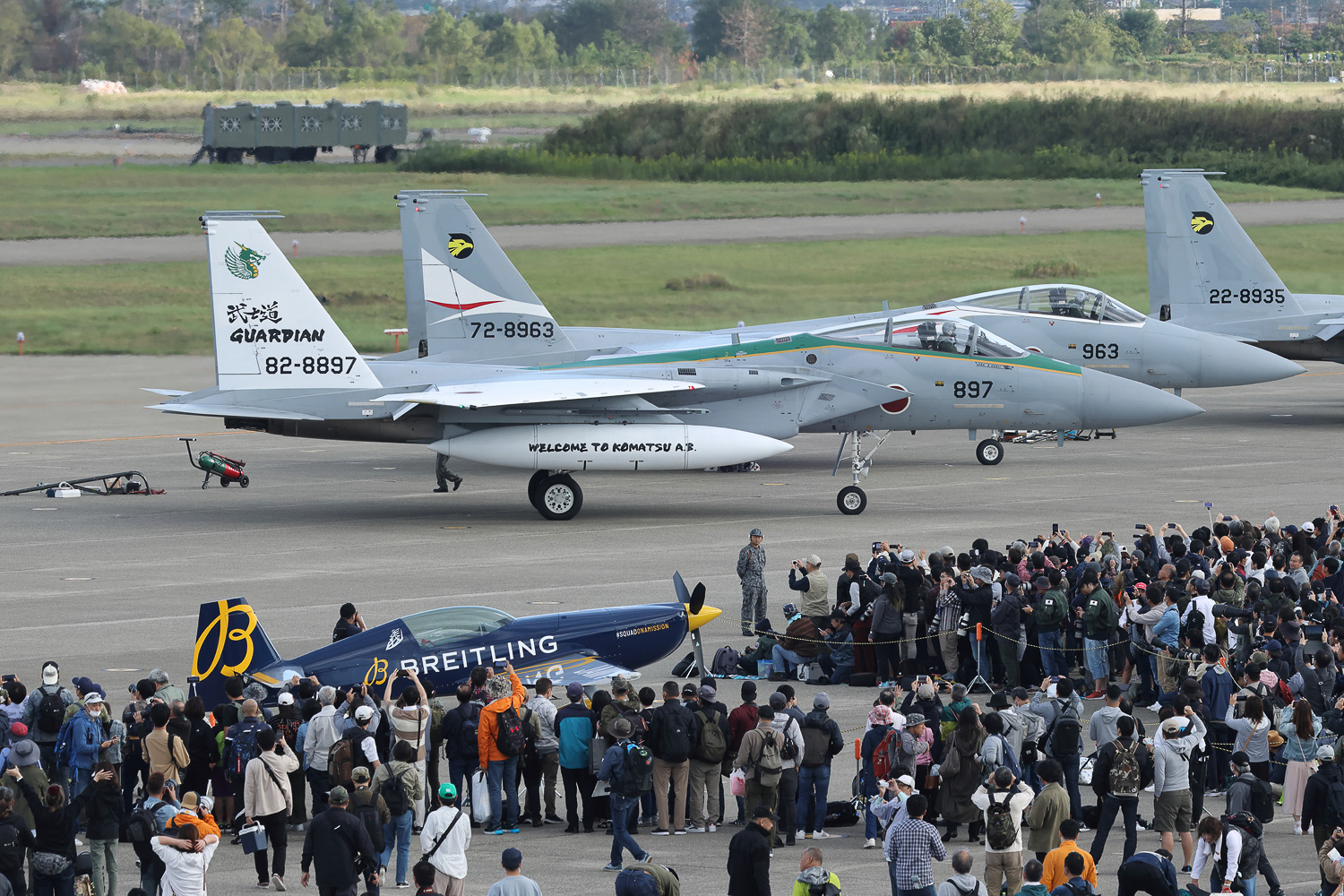 室屋機はエプロン（駐機場）中央に。今回はF-15とのコラボレーション