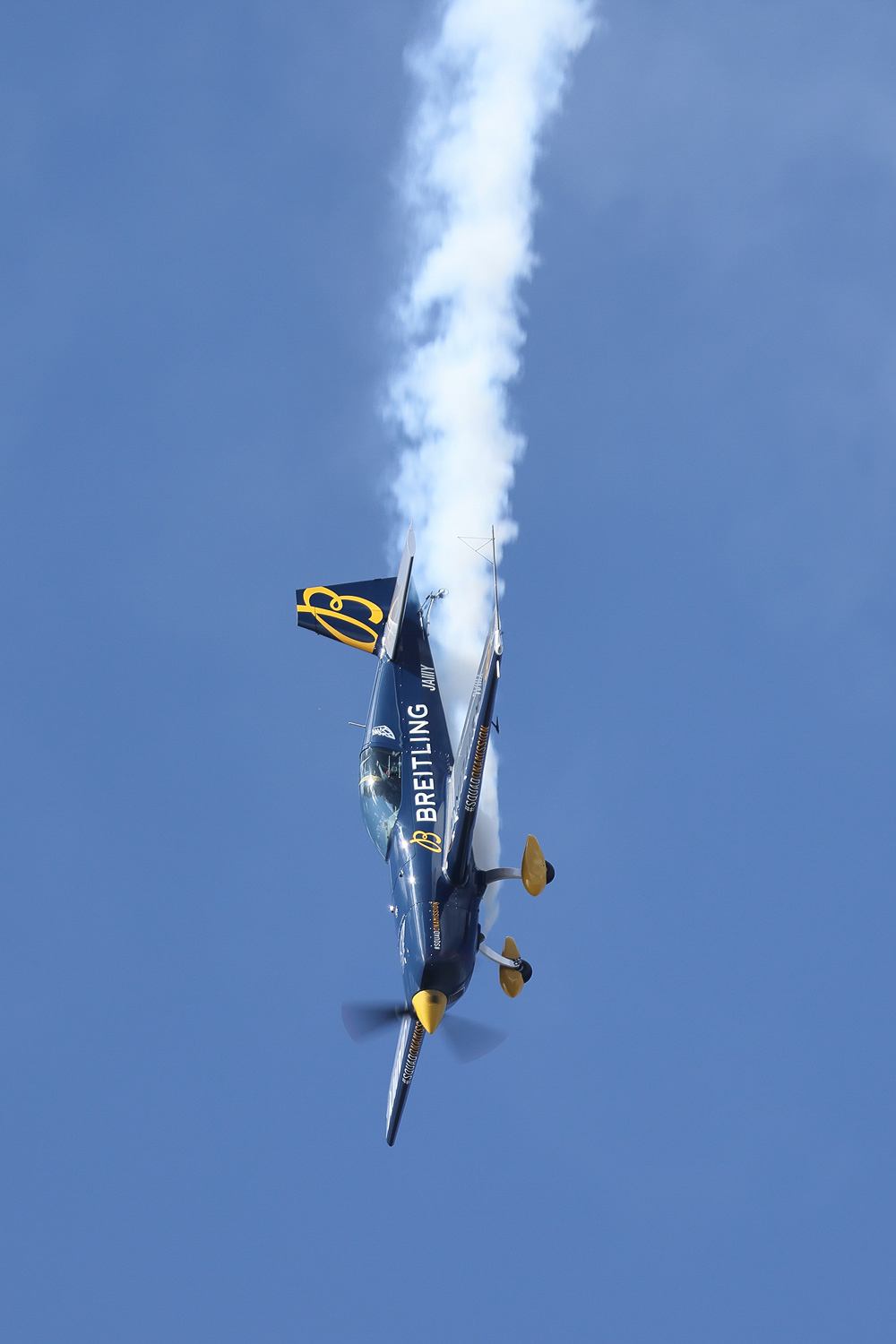 背面状態での宙返り「アウトサイド・ループ」。戦闘機にはできない芸当