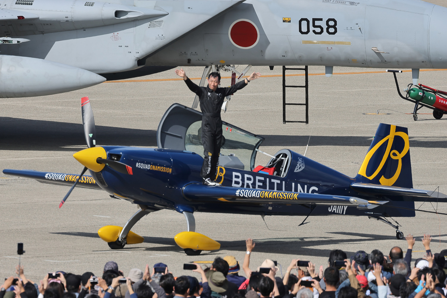 フライトを終えエンジンカット、観客に大きく手を振る室屋選手
