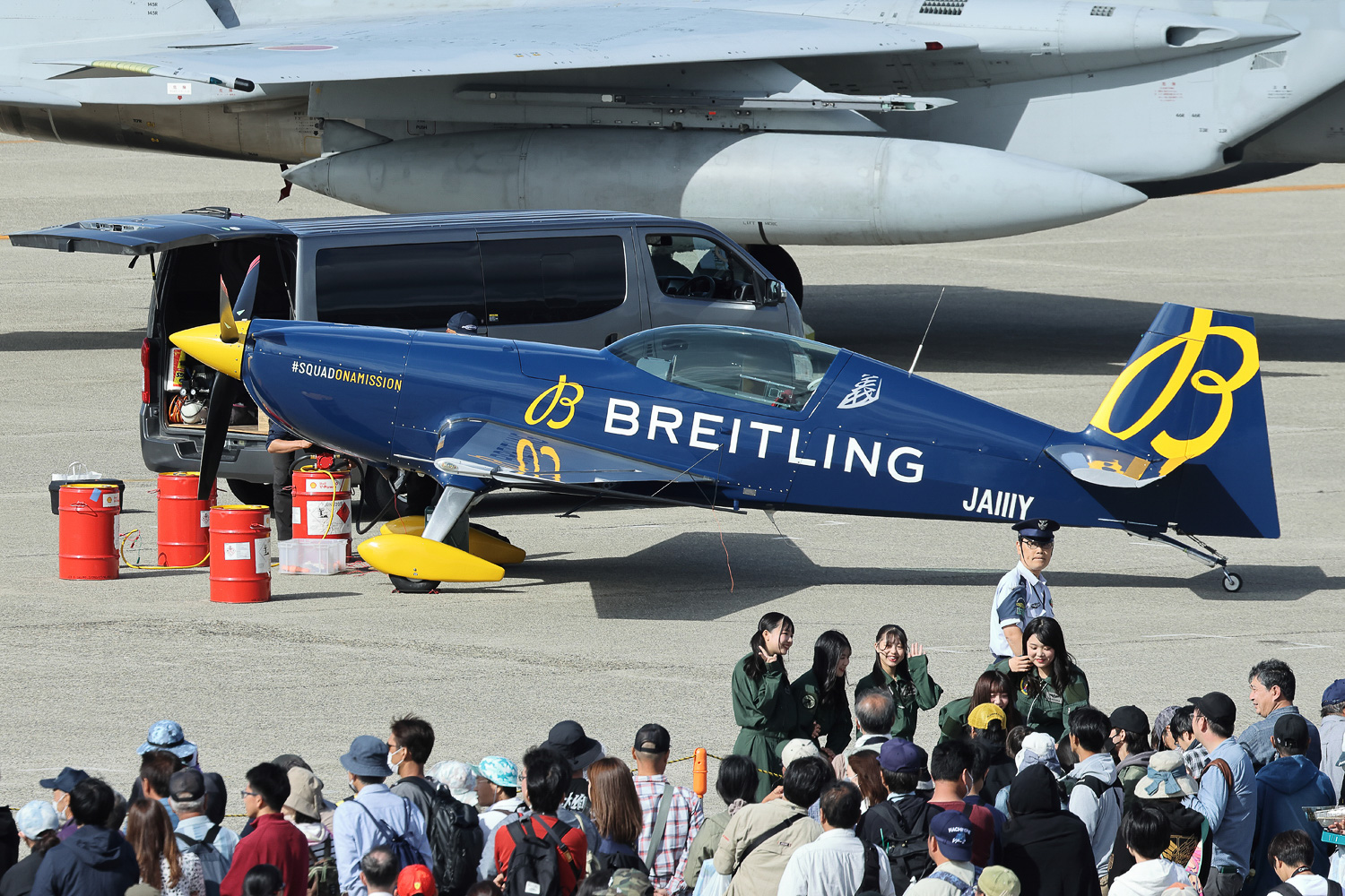 航空祭終了後、福島スカイパークに戻るためただちに給油。燃料はいわゆるアブガス（Aviation Gasoline＝AVGAS）だが、ジェット機しか運用していない小松基地/小松空港では手に入らないため、こうして自分たちで搬入する