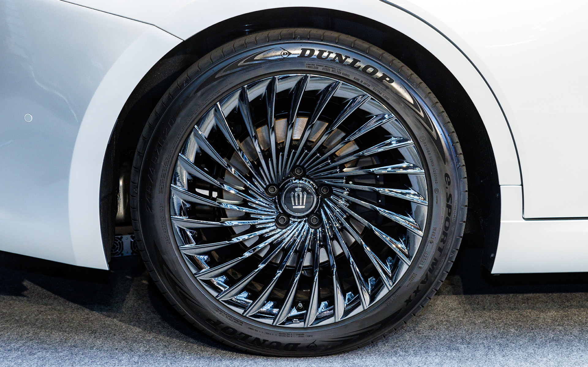 撮影車両のタイヤはダンロップ「e.SPORT MAXX」でサイズは前後とも245/45R20を装着