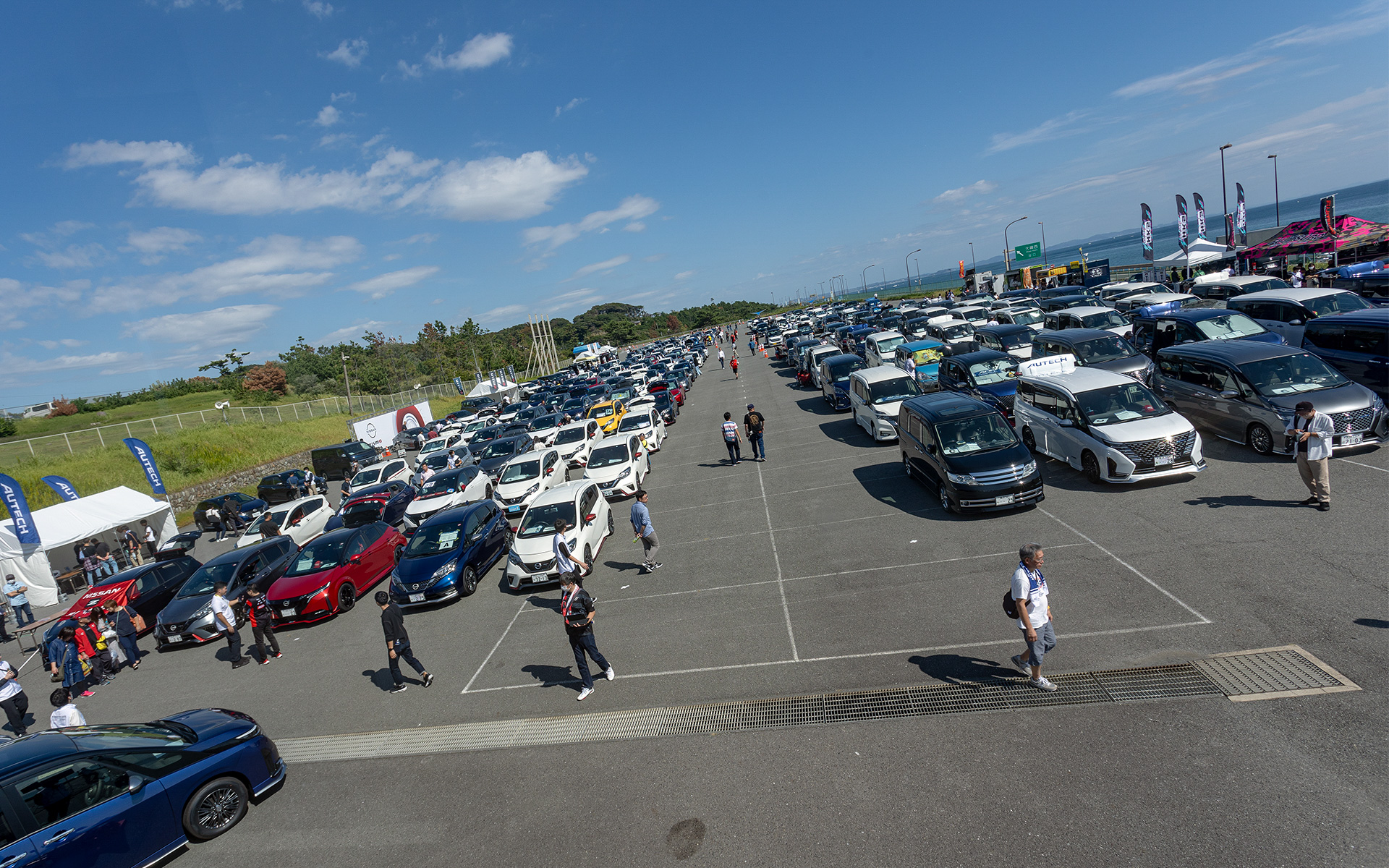 大磯ロングビーチの駐車場を利用して開催された「オーテックオーナーズグループ 湘南里帰りミーティング2023」は743名、377台のNMC車の参加受理数となった