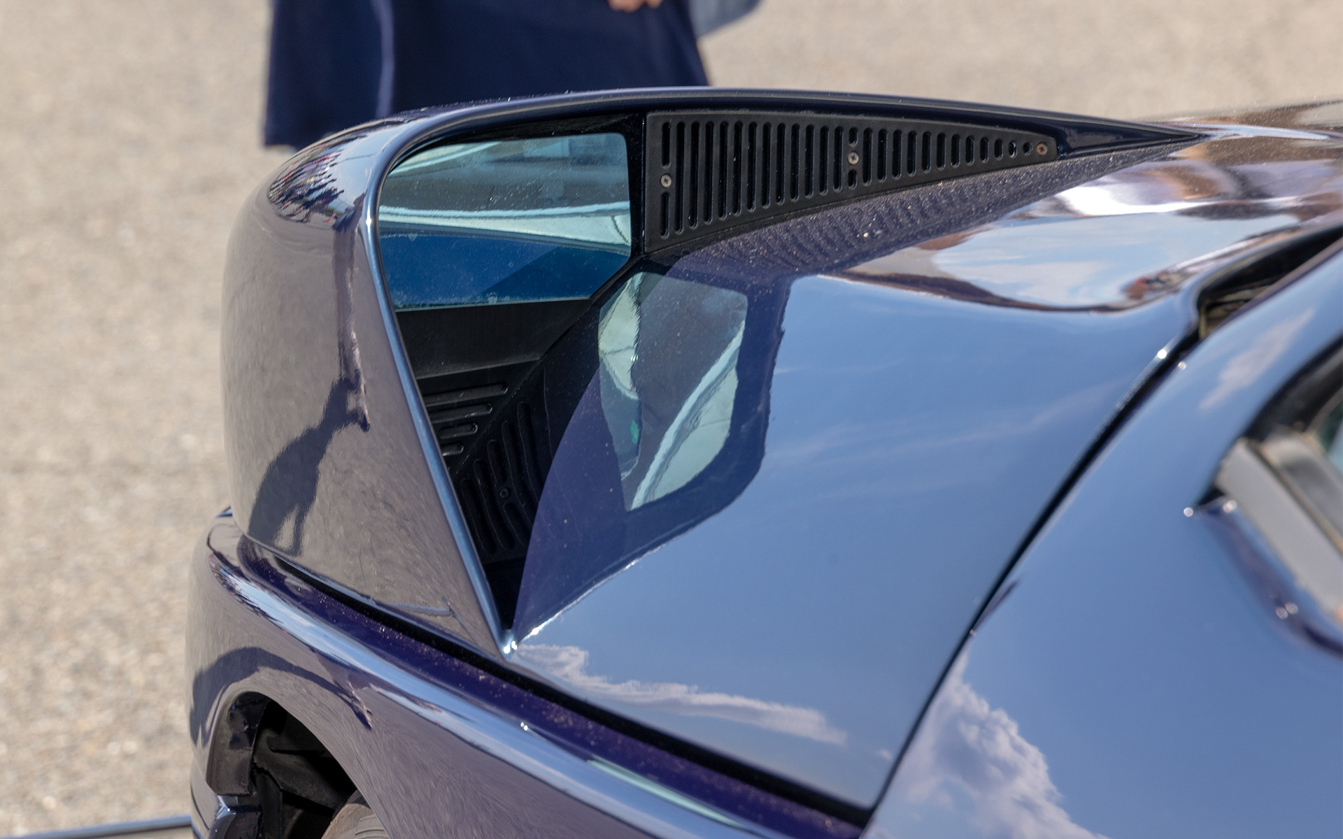 ボンネットミラー？とも呼べるサイドミラー