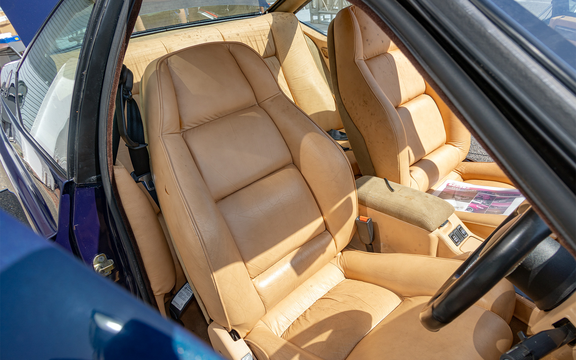 ヘッドレストのないシートも珍しい