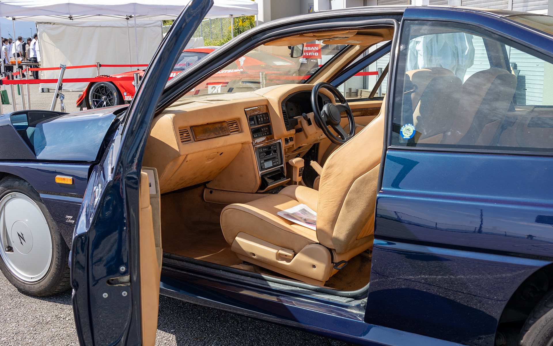 多くの来場者がこのクルマを見学していた