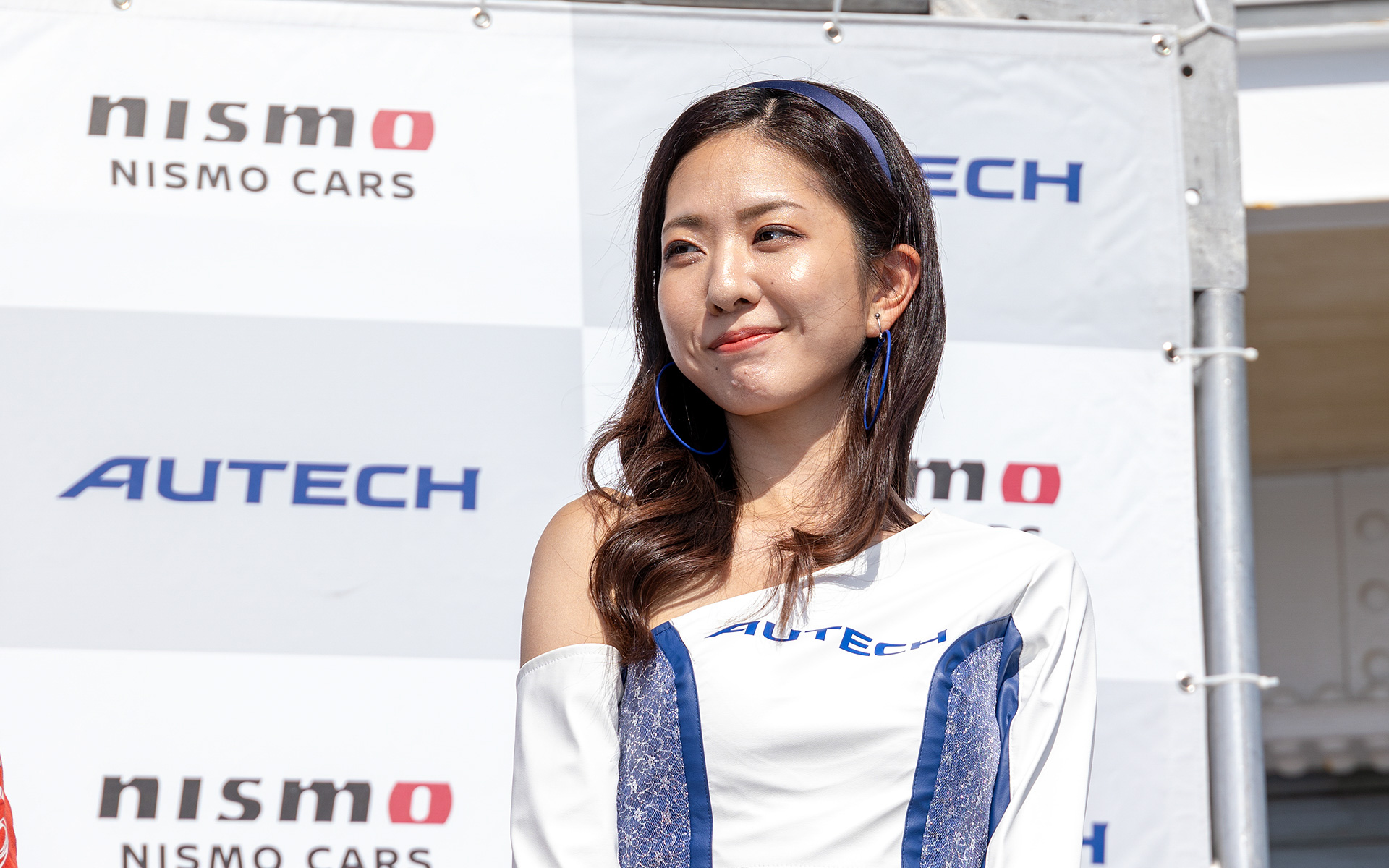 こちらは2023 AUTECHレースクイーンの高岡みほさん