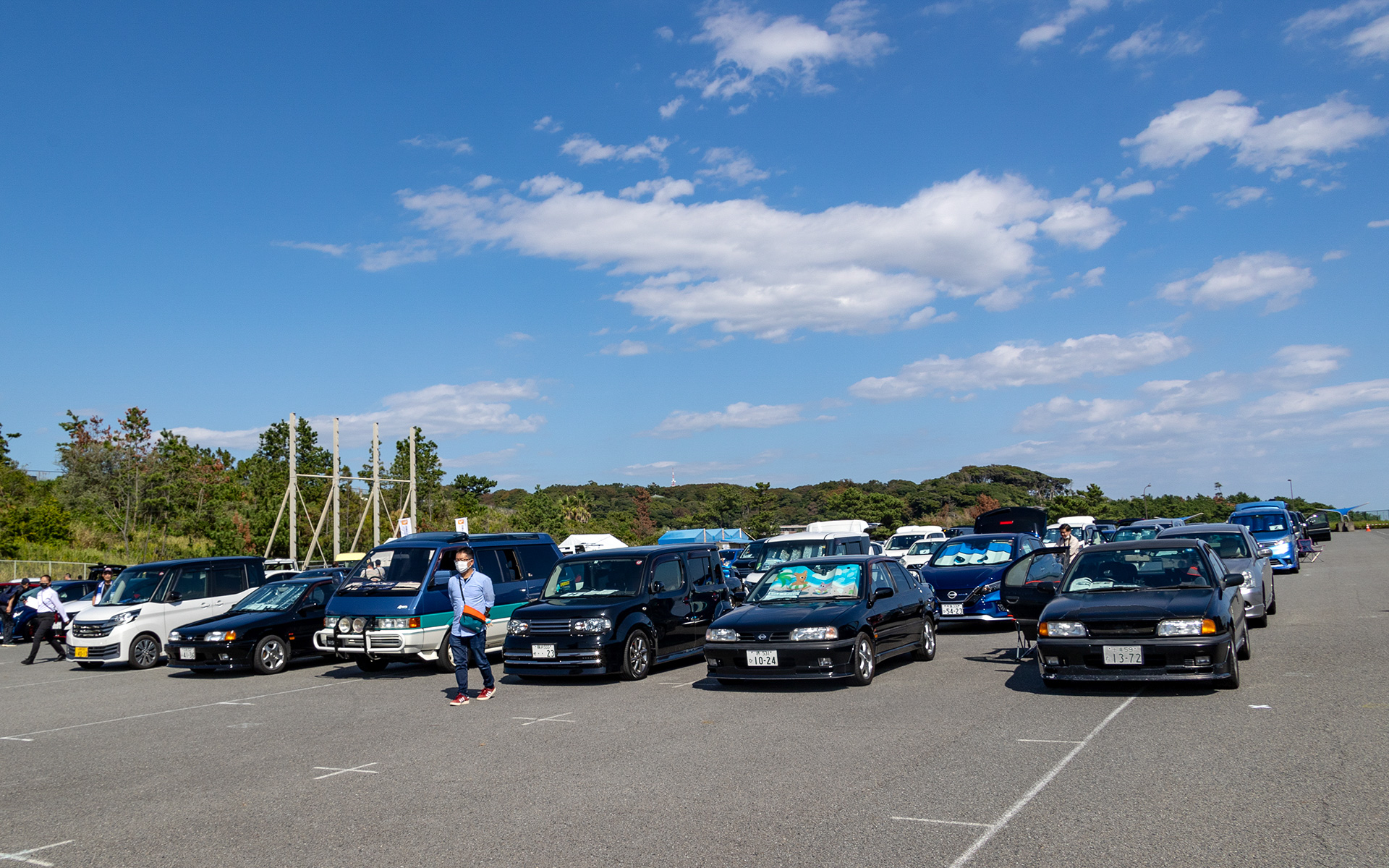 さまざまな車種が並べられたオールスターエリア。また、途中退場をする参加者のクルマは移動の安全を考慮して出口近いエリアに並べられた