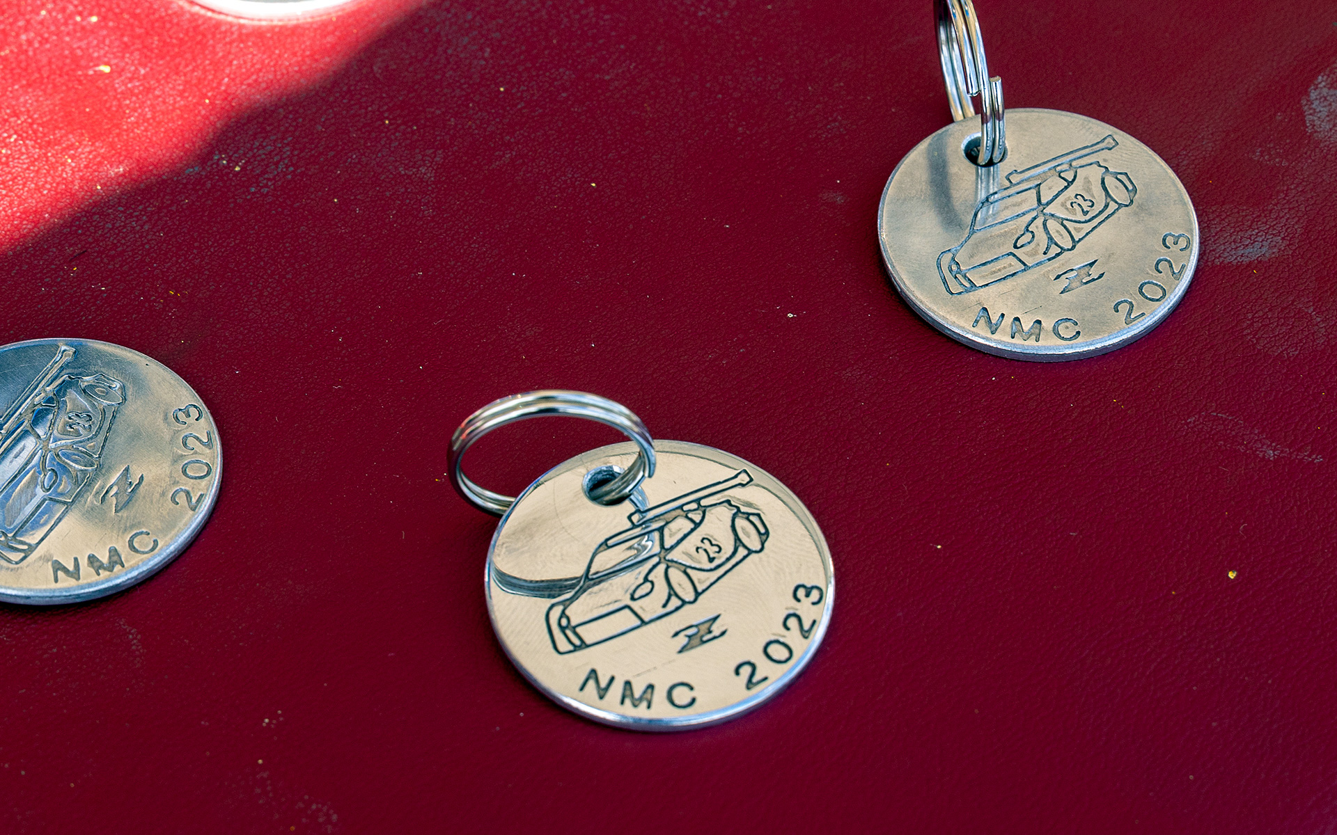 もの作り体験ブースではメダルの刻印から磨きなど、金属加工が体験できた