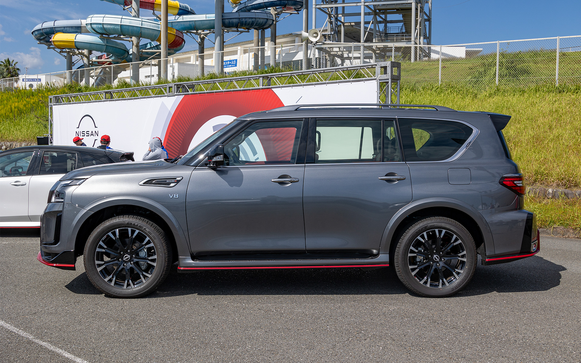 PATROL NISMOの側面。アルミホイールも専用品