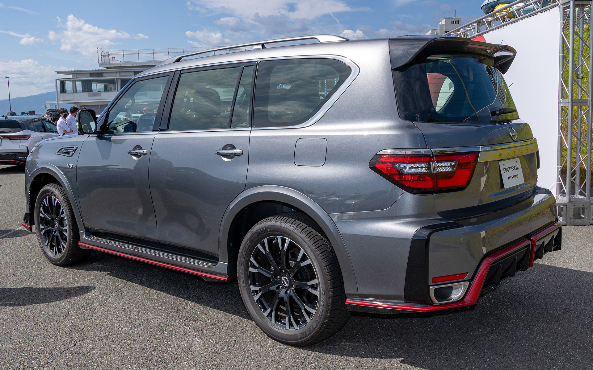 エアロパーツはフロント、サイド、リア、そしてテールゲートのスポイラー。前後フェンダーにはガーニッシュも付く