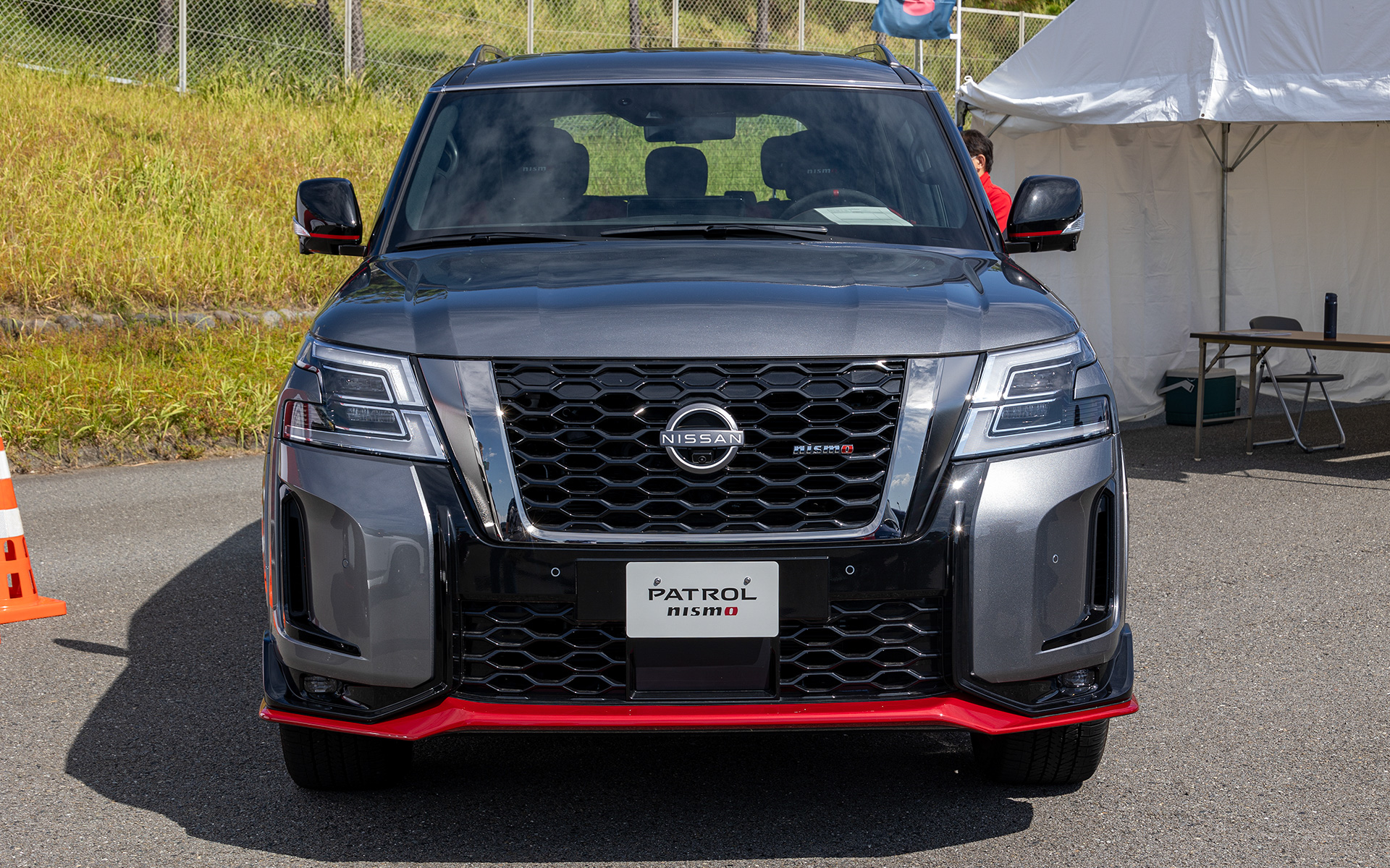 ベース車のPATROLはグローバルで販売されているがNISMOは中近東のみの販売となる。標準車とは顔つきも大きく変わっている