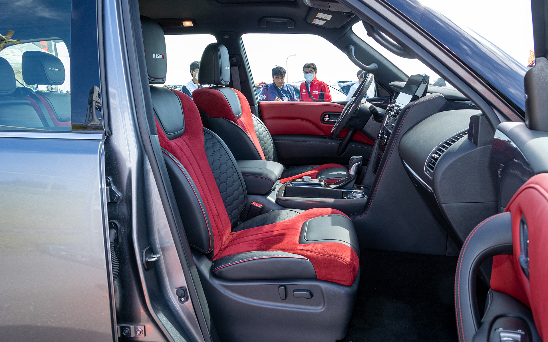 助手席から。シートも専用品となる