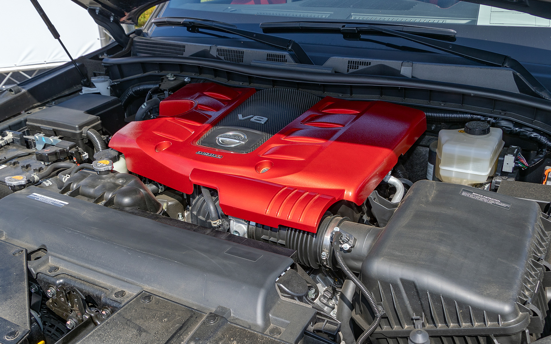 5.6リッター、V8ガソリンエンジンはエンジニアによる手組み「巧エンジン」を積む。内部パーツの変更はなく、バランス取りやバルブクリアランスの調整などを精密に行う。これはGT-Rのエンジン製造と同じやり方とのこと。ECUは点火時期設定などのセッティングデータが変更される。それらによりパワーは428psとなった。赤いカバーはPATROL NISMO専用品