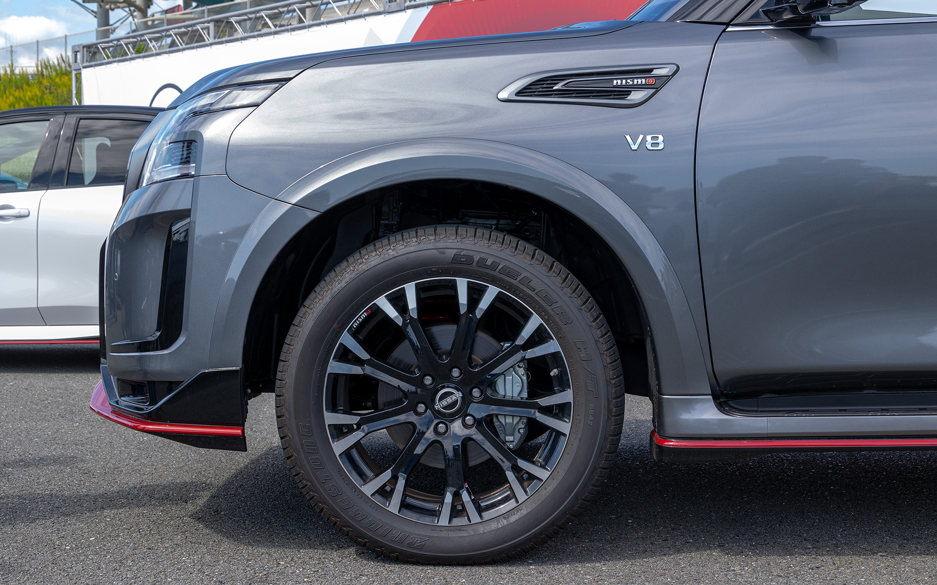 275/50R22タイヤを履く．アルミホイールも専用