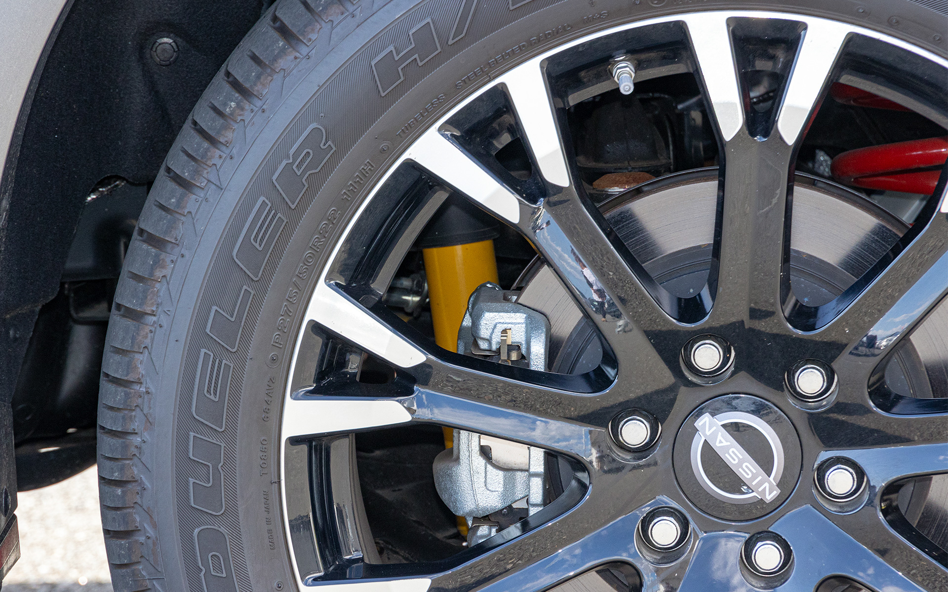 スポークの奥に見える黄色いショックアブソーバーとスプリングはビルシュタイン製。セッティングはPATROL NISMO専用