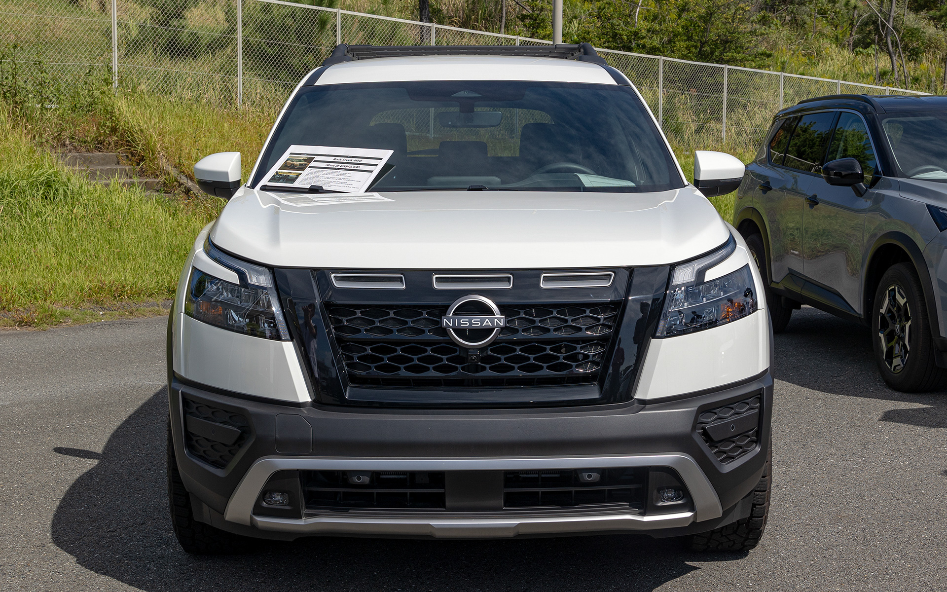 標準車からグリルとバンパーのデザインを変えて、オフロードイメージを強くしている