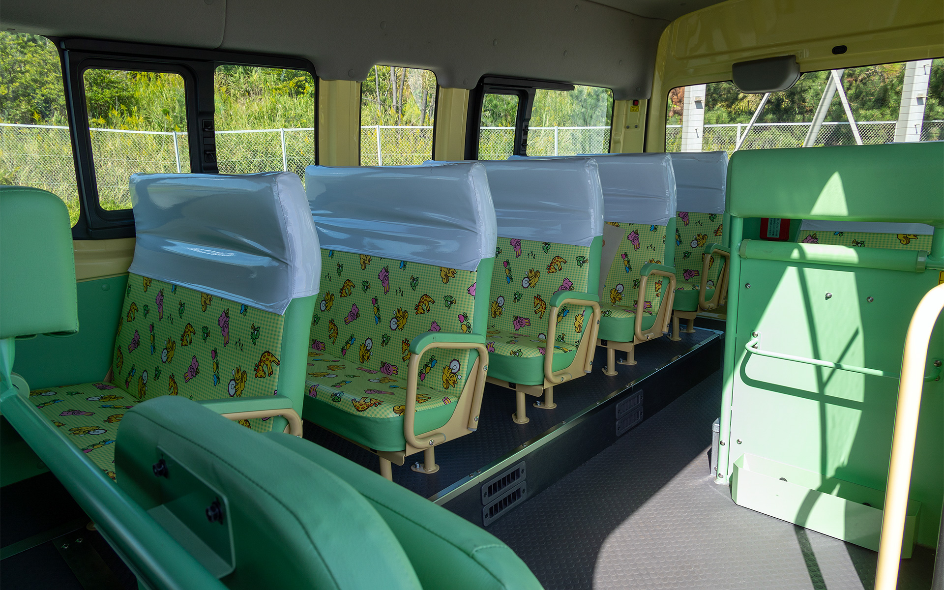 子ども向けシートに変更されている。また、スライドドアは左のみで、開くと自動でステップが出てくる