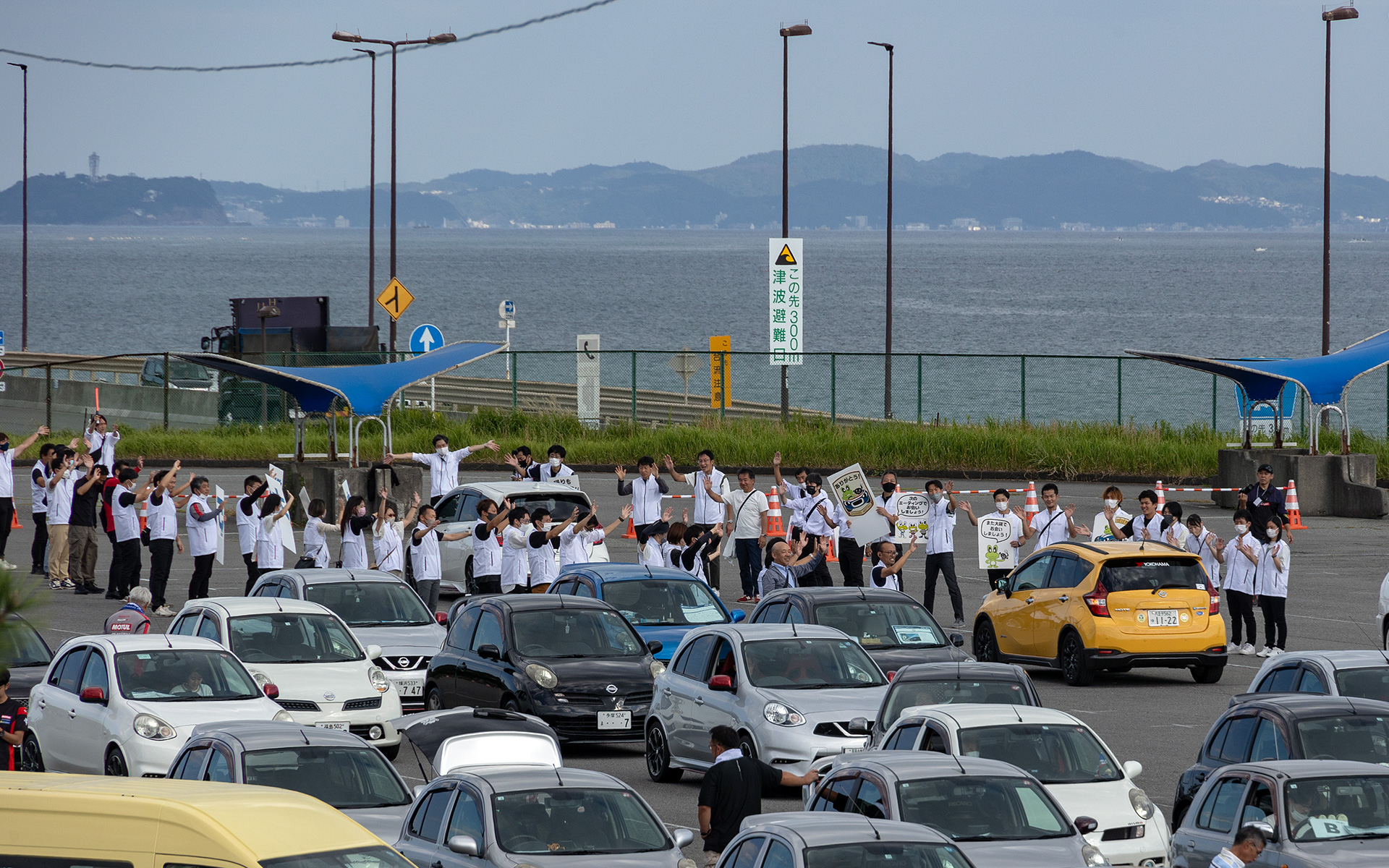 事故もトラブルもなく閉会。最後はNMCの社員が並んで参加者を見送った。これもAOG湘南里帰りミーティングの恒例とのこと