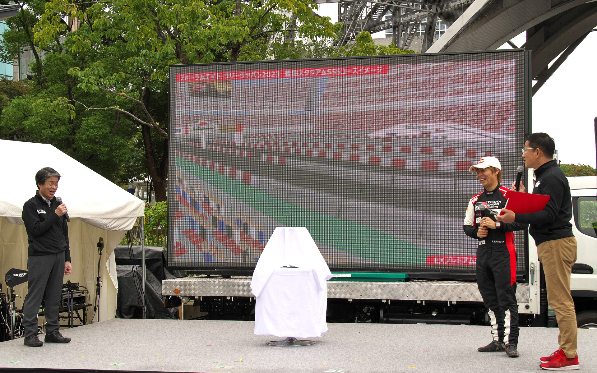 豊田スタジアムのコースを披露する太田委員長（左）。司会のピエール北川氏と軽妙な掛け合いを繰り広げた