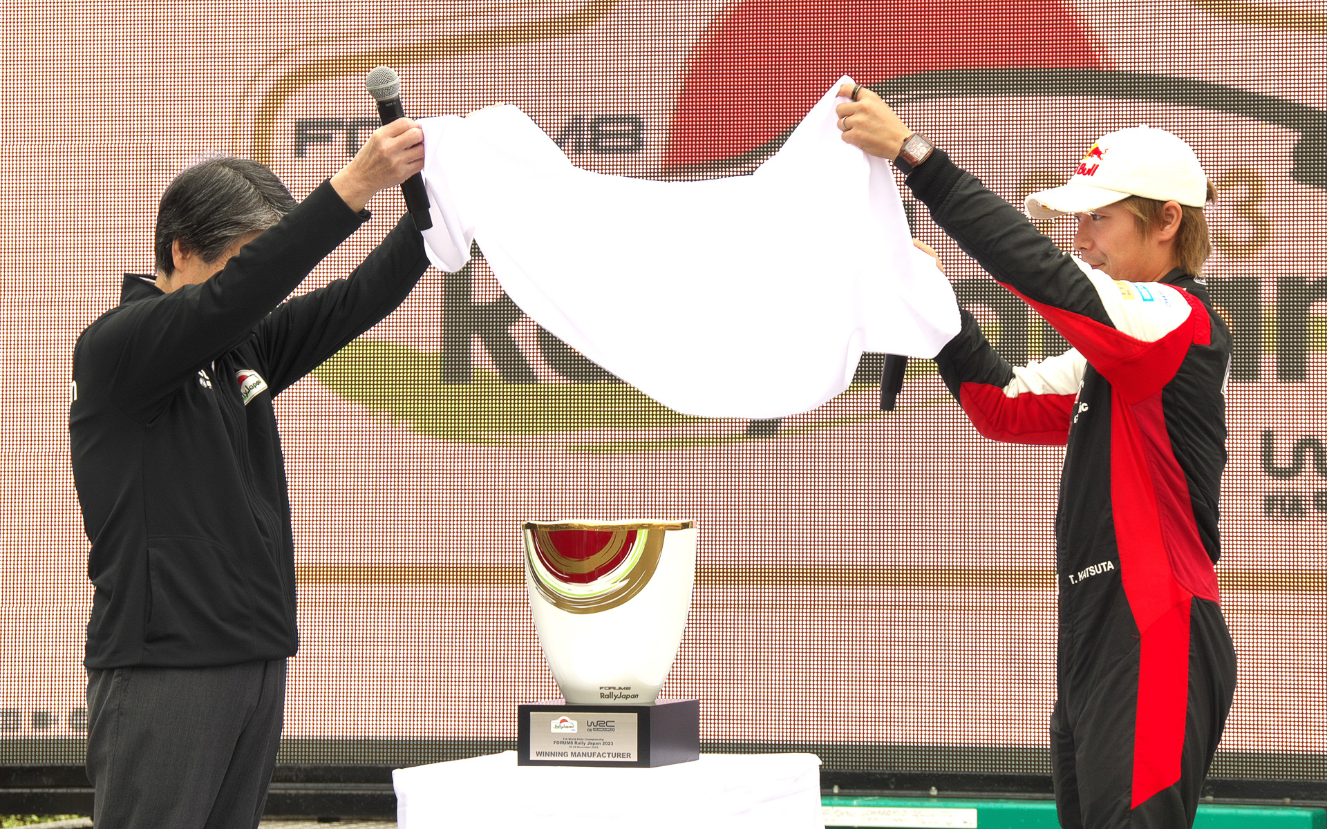 ラリージャパンのトロフィーを披露するラリージャパン実行委員会委員長 太田稔彦氏（左）と、WRCドライー 勝田貴元選手（右）