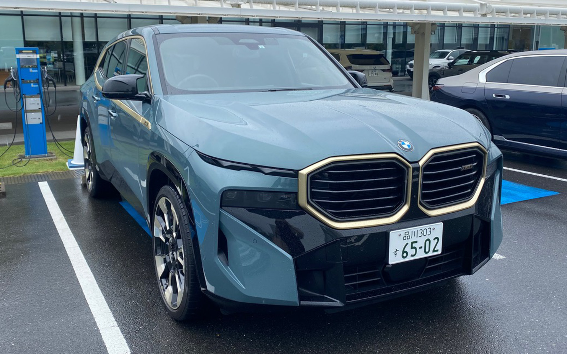 遠くから見ても、近くで見ても、ド迫力なXM。「ケープ・ヨーク・グリーン（メタリック）」という、ブルーとグリーンの中間のようなボディカラーがスタイリッシュ。オプションを含めると、14色ものラインアップがあるのもスゴいですよね