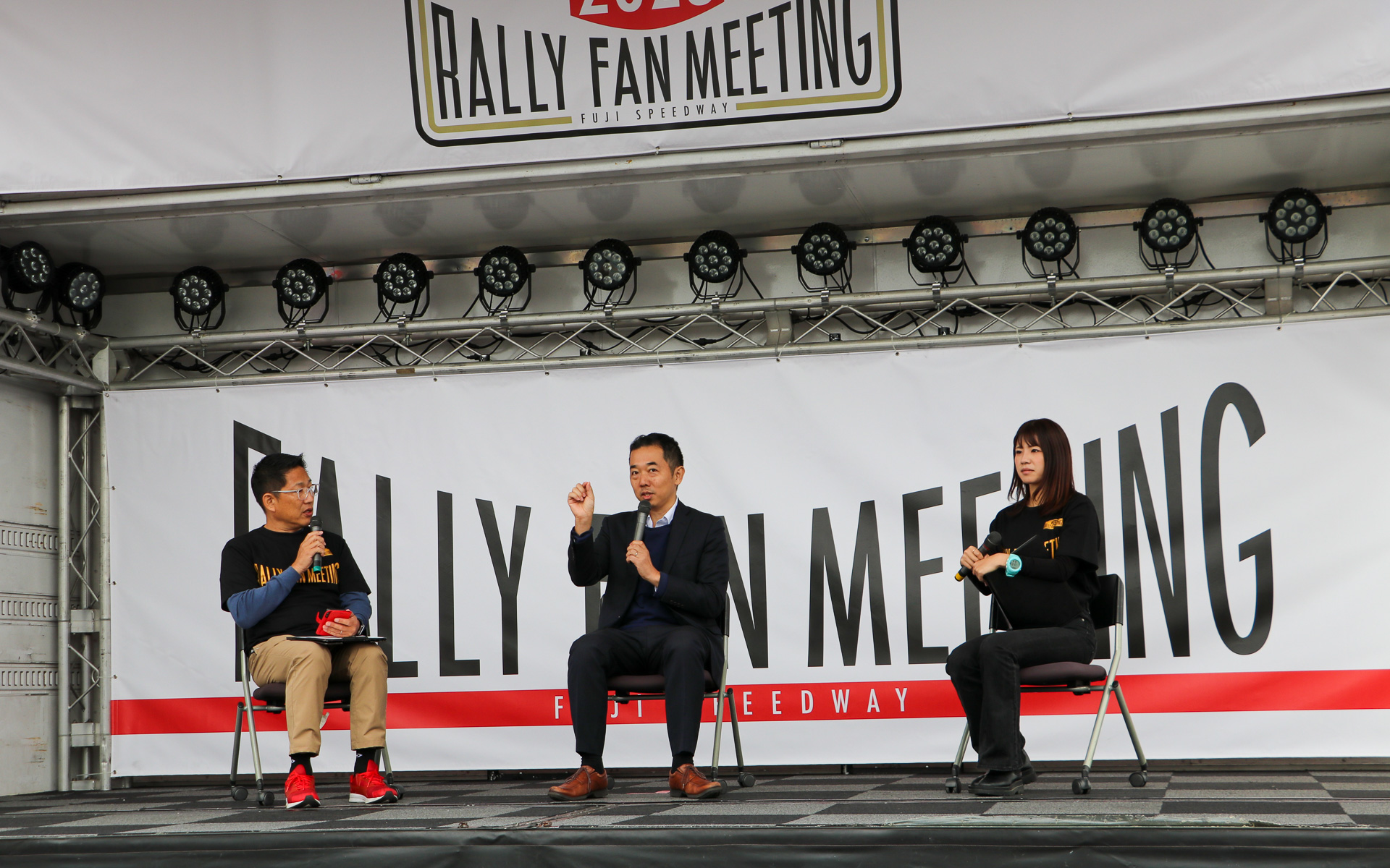 RALLY FAN MEETING FUJISPEEDWAYのステージでKDDIの新たな取り組みを説明した