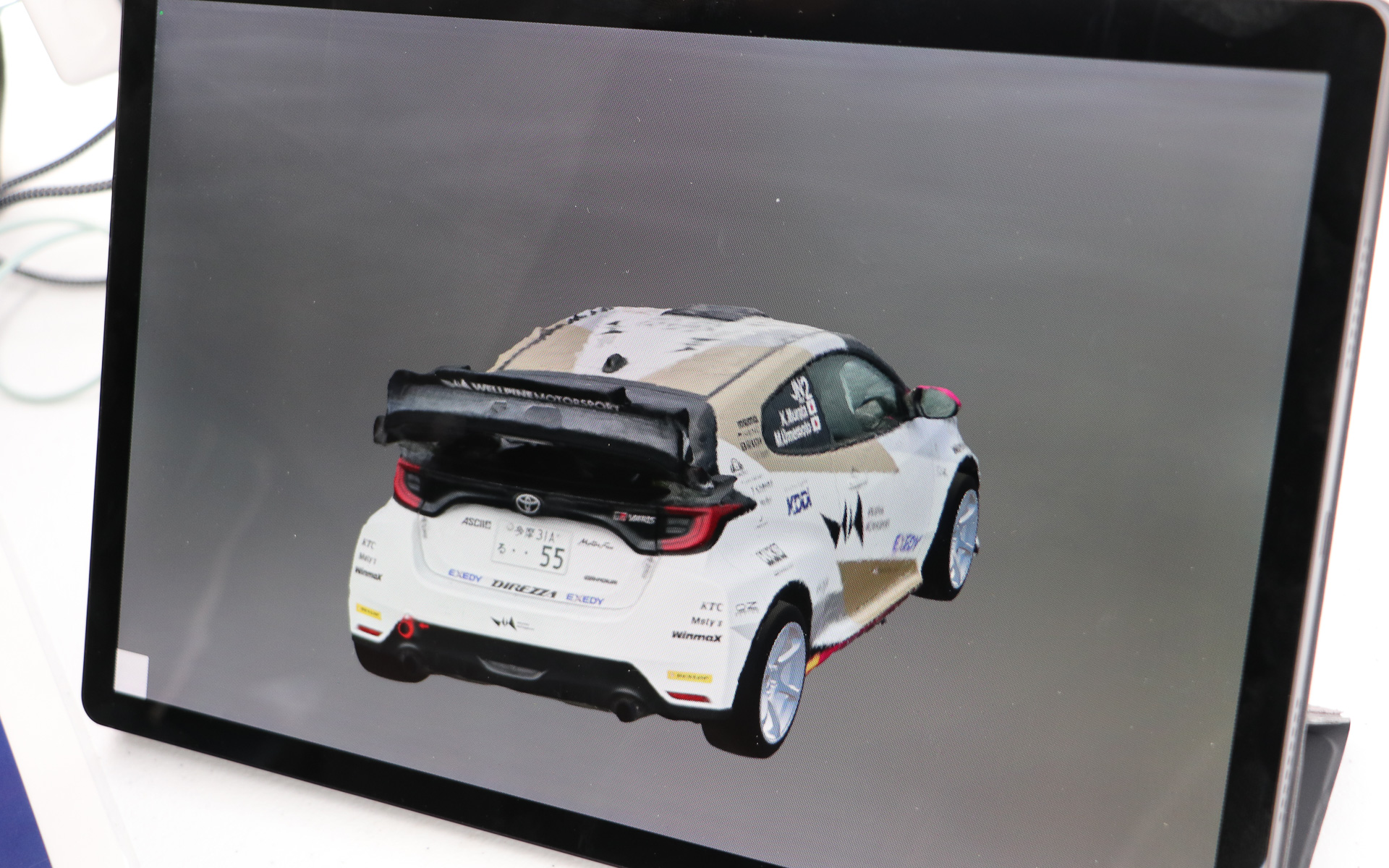 タブレット上に表れたウェルパイン モータースポーツの「GRヤリス」。小さなステッカーまで見事に再現されているのが分かる