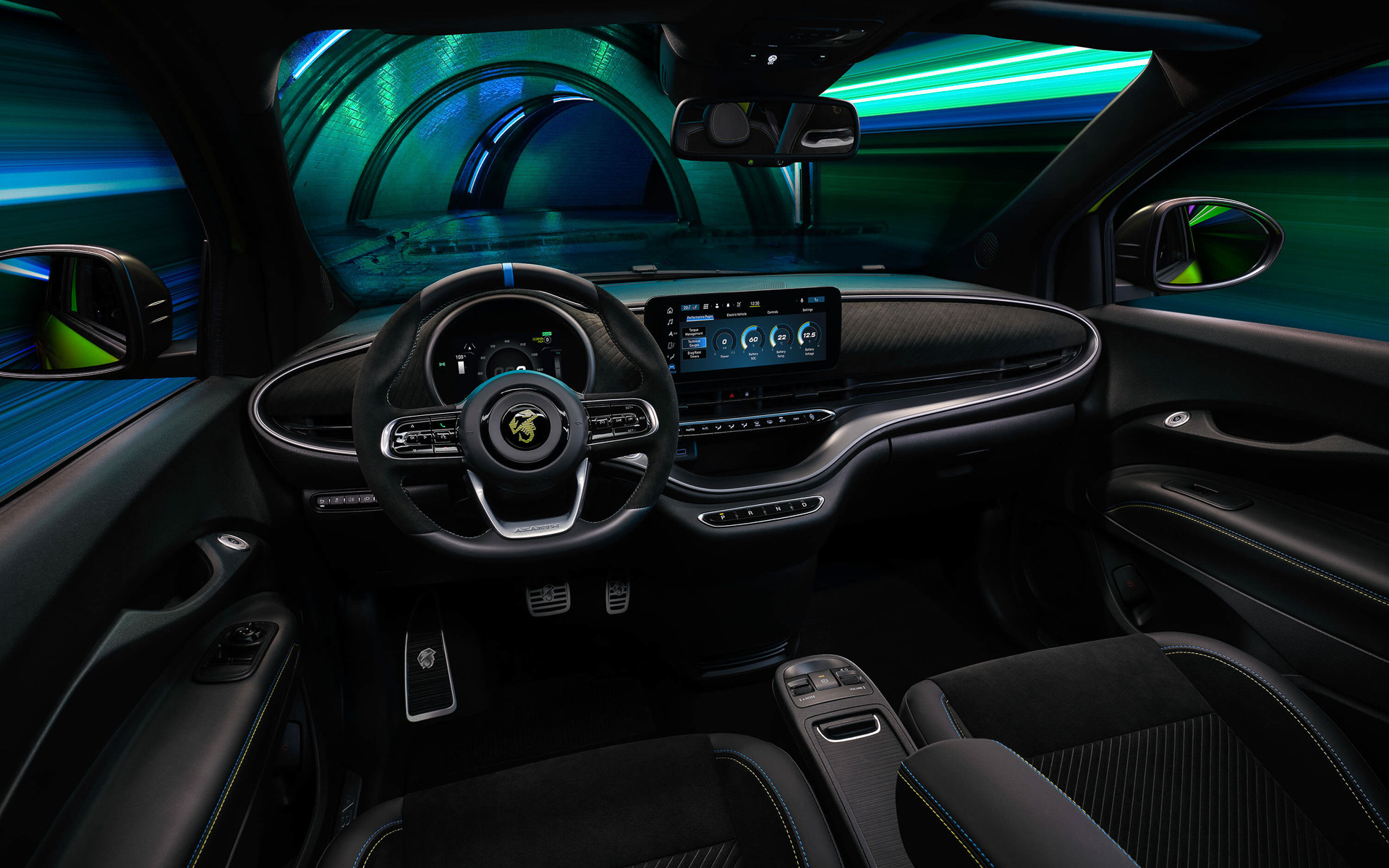 ブラックで統一された内装