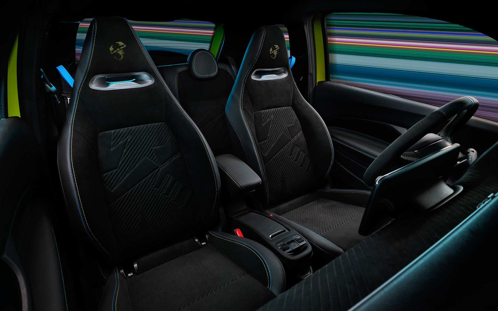 ヘッドレスト一体型スポーツシートを採用