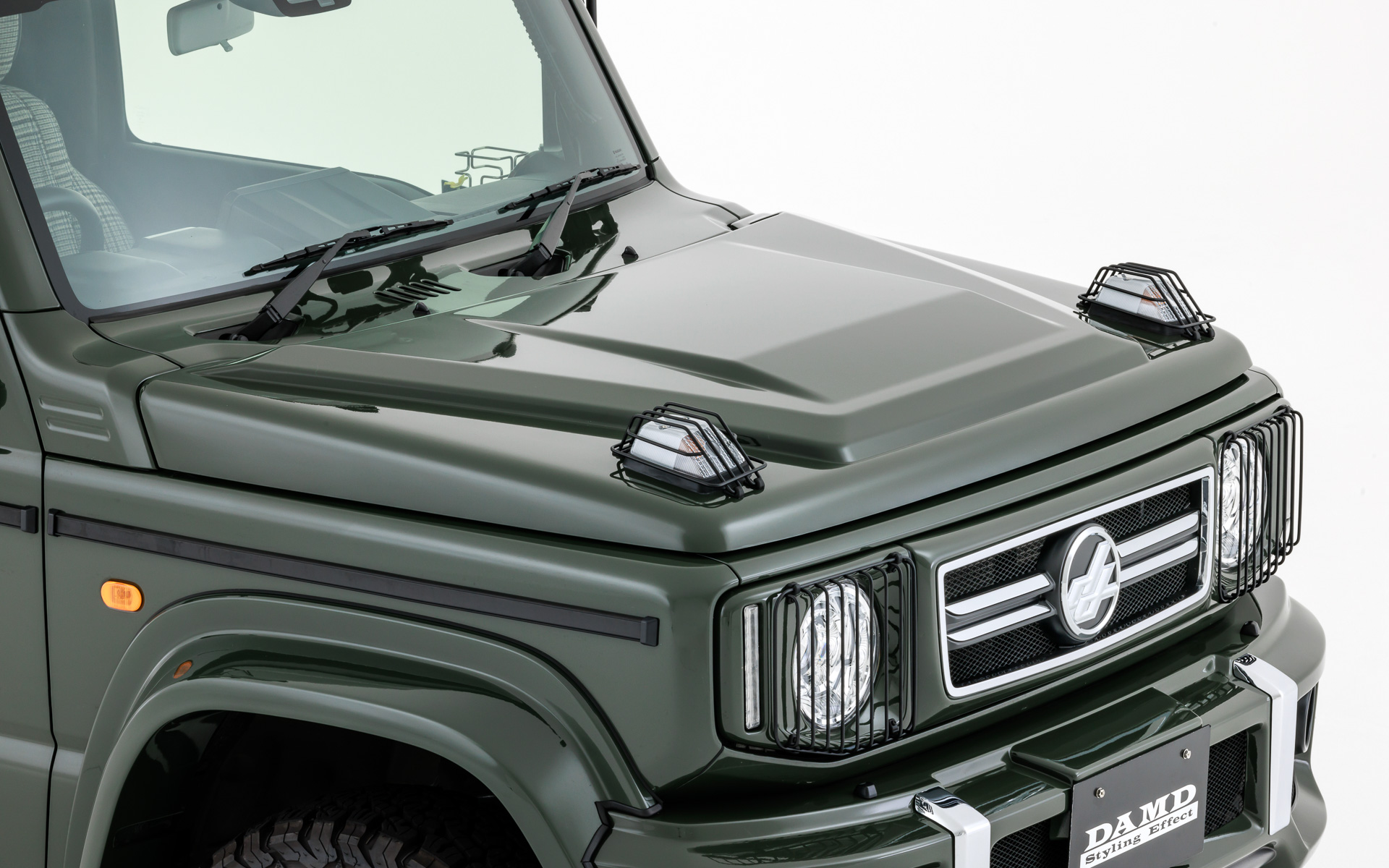 little G. ボンネットカバー。価格は7万4800円（未塗装品素地）