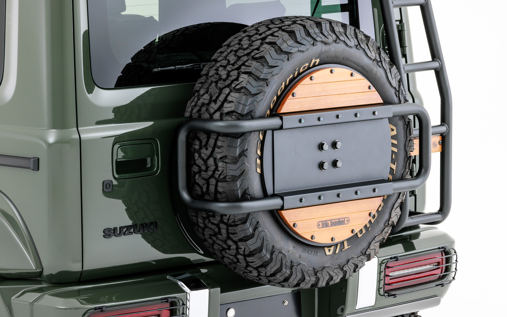 ラギット＆レトロが際立つtrip basket スペアタイヤガード。価格は14万800円