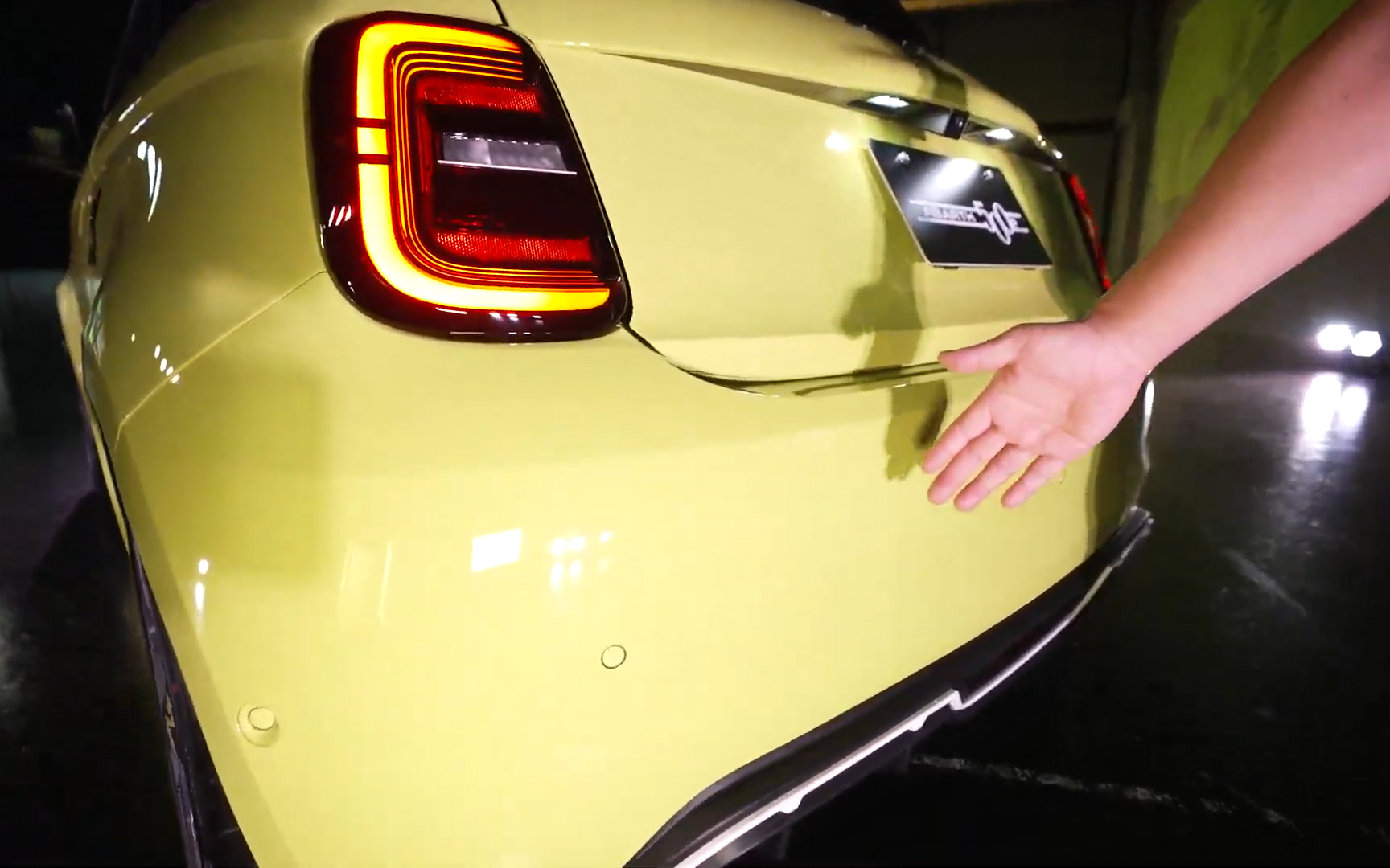 サウンドジェネレーターは車両後方内側に設置した耐水性の口径200mmのウーファーから発せられる