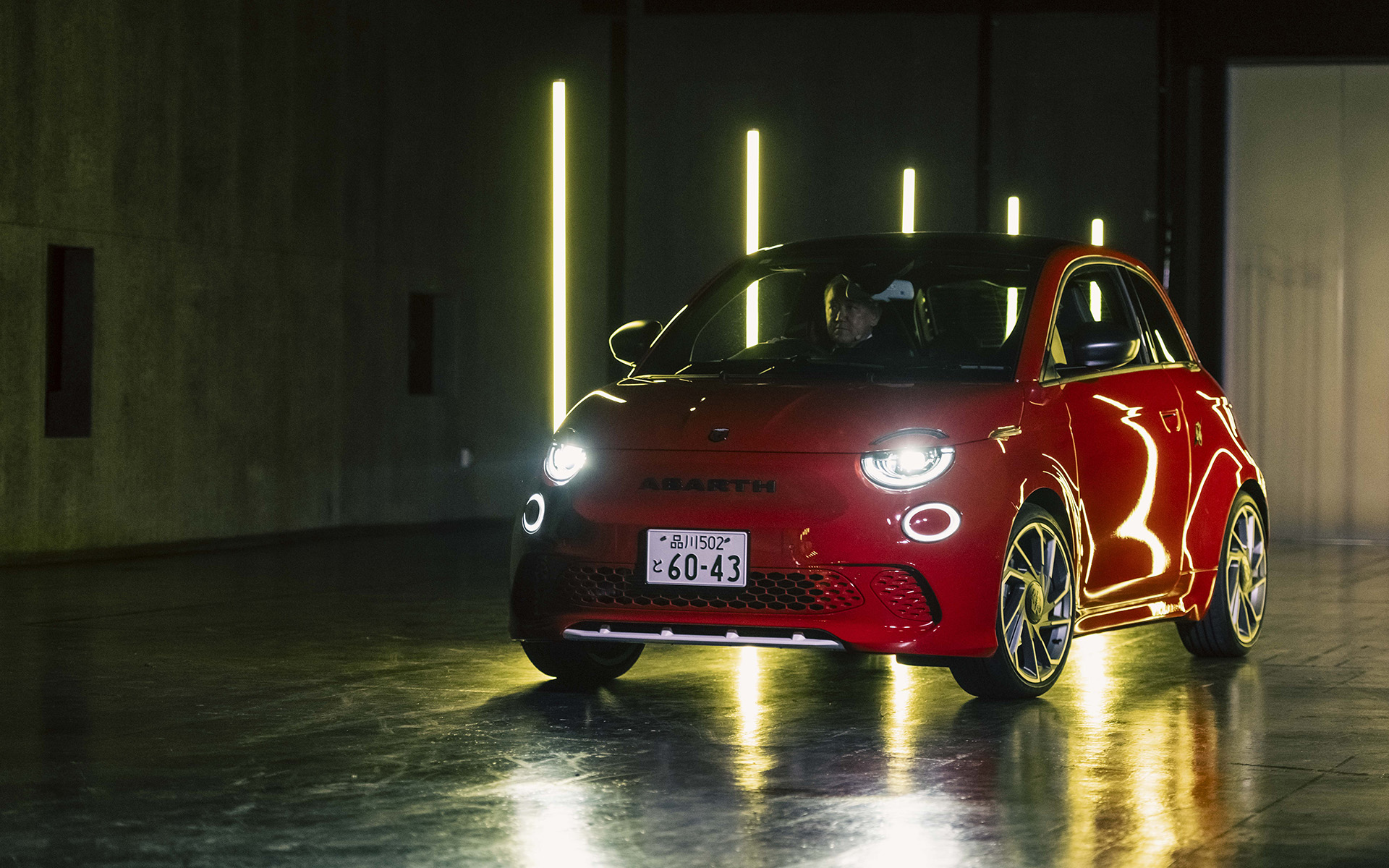 打越社長が500eに乗って発表会会場に登場