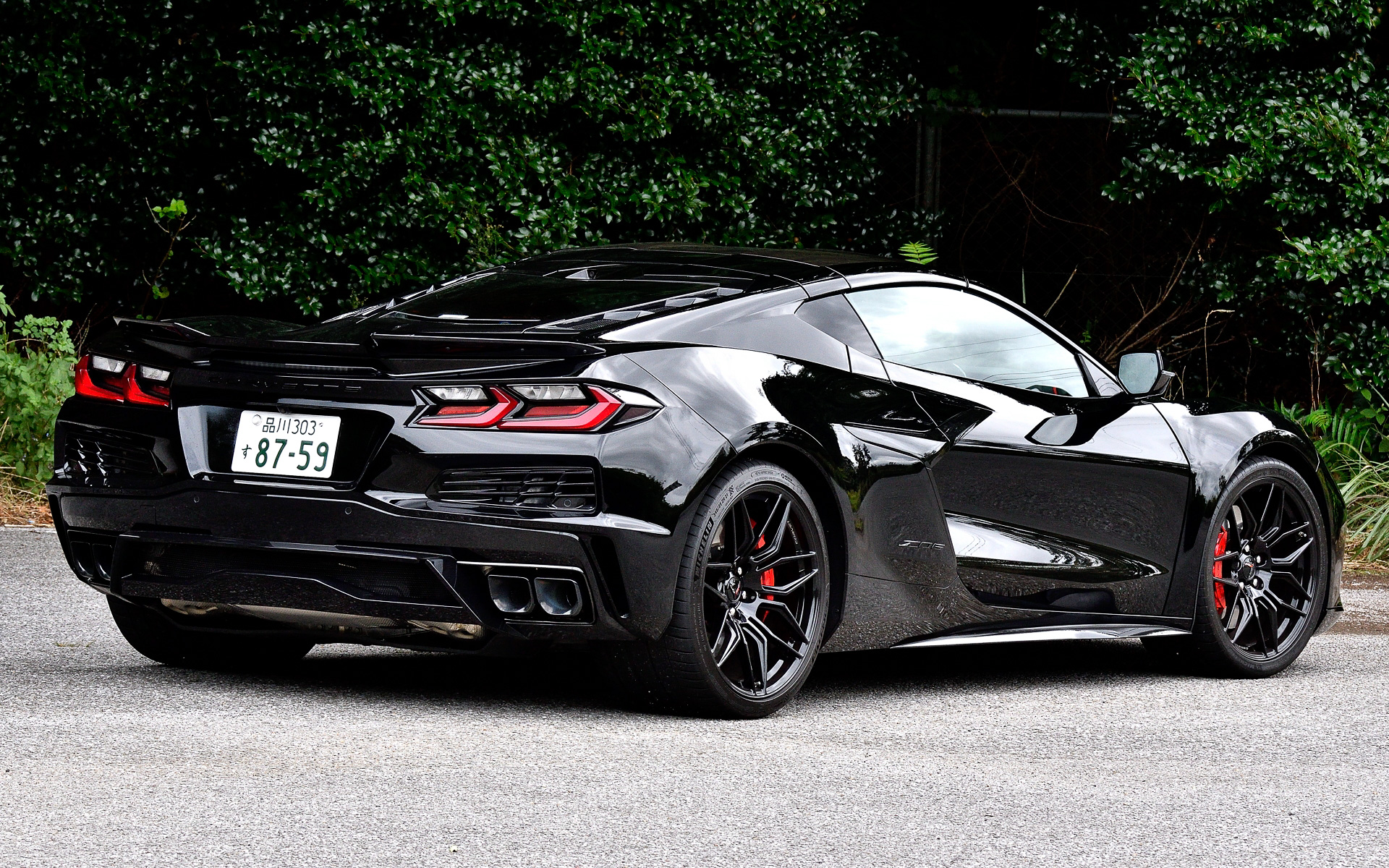 サーキット走行を前提としたパフォーマンスモデルとして設計・開発されたコルベット Z06のボディサイズは「コルベット クーペ 3LT」から55mm長く、85mm広い4685×2025×1225mm（全長×全幅×全高）、ホイールベースは2725mm。全幅を85mm拡大したことで345mm幅のワイドリアタイヤを備える