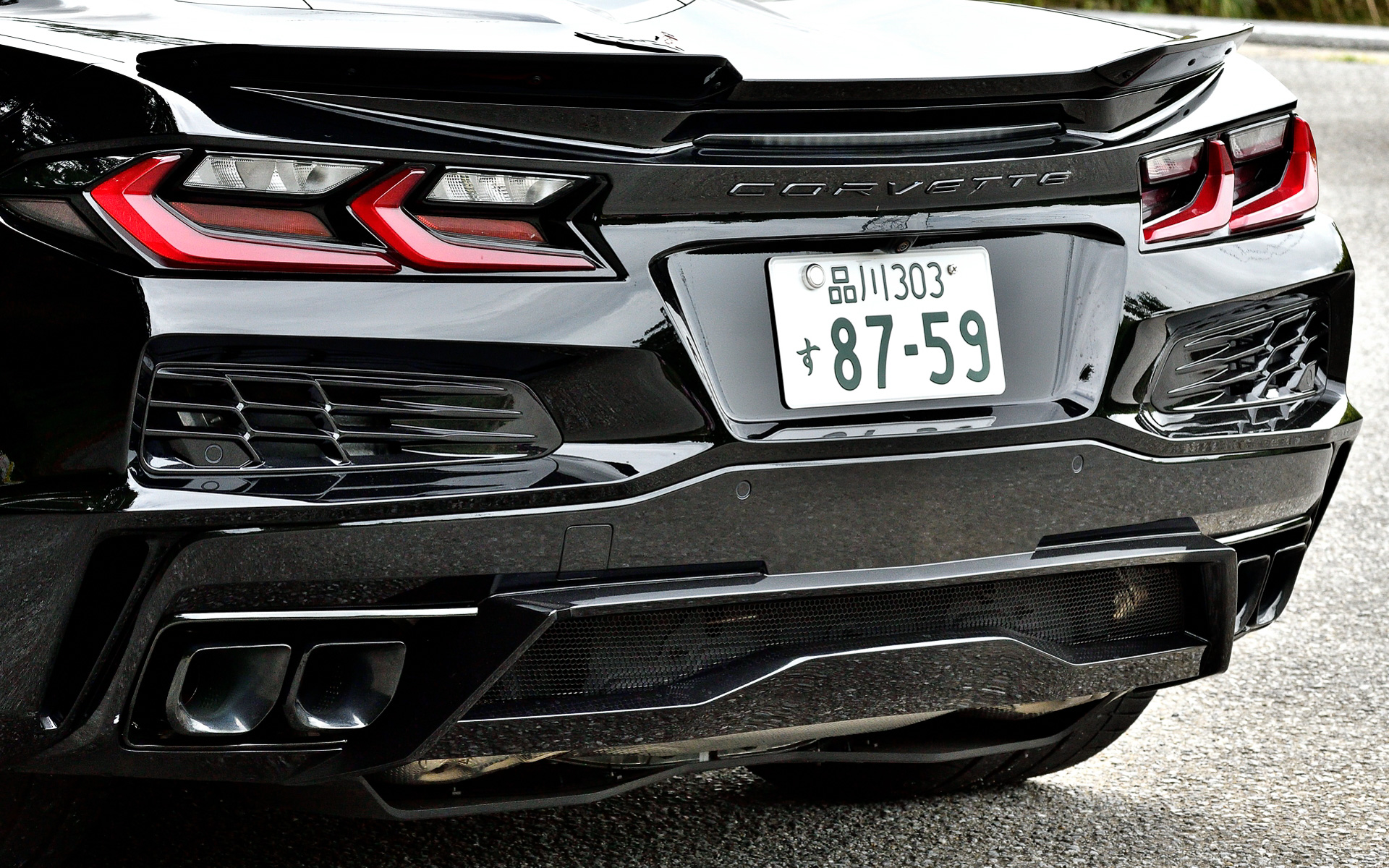 エクステリアでは左右2つのラジエーターに空気を送り込むサイドエアベントからのエアフローを増大させ、コルベット Z06専用に開発されたフロントフェイシアからは3つのフロントラジエーターに効率的に空気を配分し、冷却性能を飛躍的に高めた。また、レーストラックでの高速走行時の安定性とコーナリング性能を高めるため、調整可能なウィッカービルを備えたリアスポイラーを標準装備する