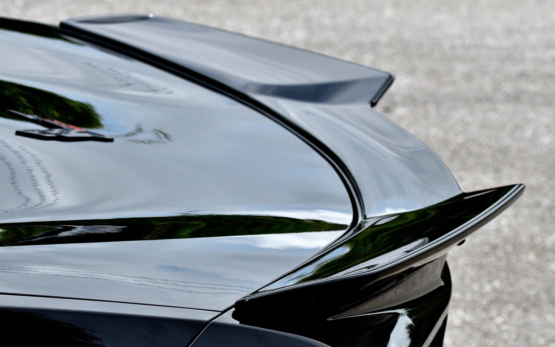 エクステリアでは左右2つのラジエーターに空気を送り込むサイドエアベントからのエアフローを増大させ、コルベット Z06専用に開発されたフロントフェイシアからは3つのフロントラジエーターに効率的に空気を配分し、冷却性能を飛躍的に高めた。また、レーストラックでの高速走行時の安定性とコーナリング性能を高めるため、調整可能なウィッカービルを備えたリアスポイラーを標準装備する