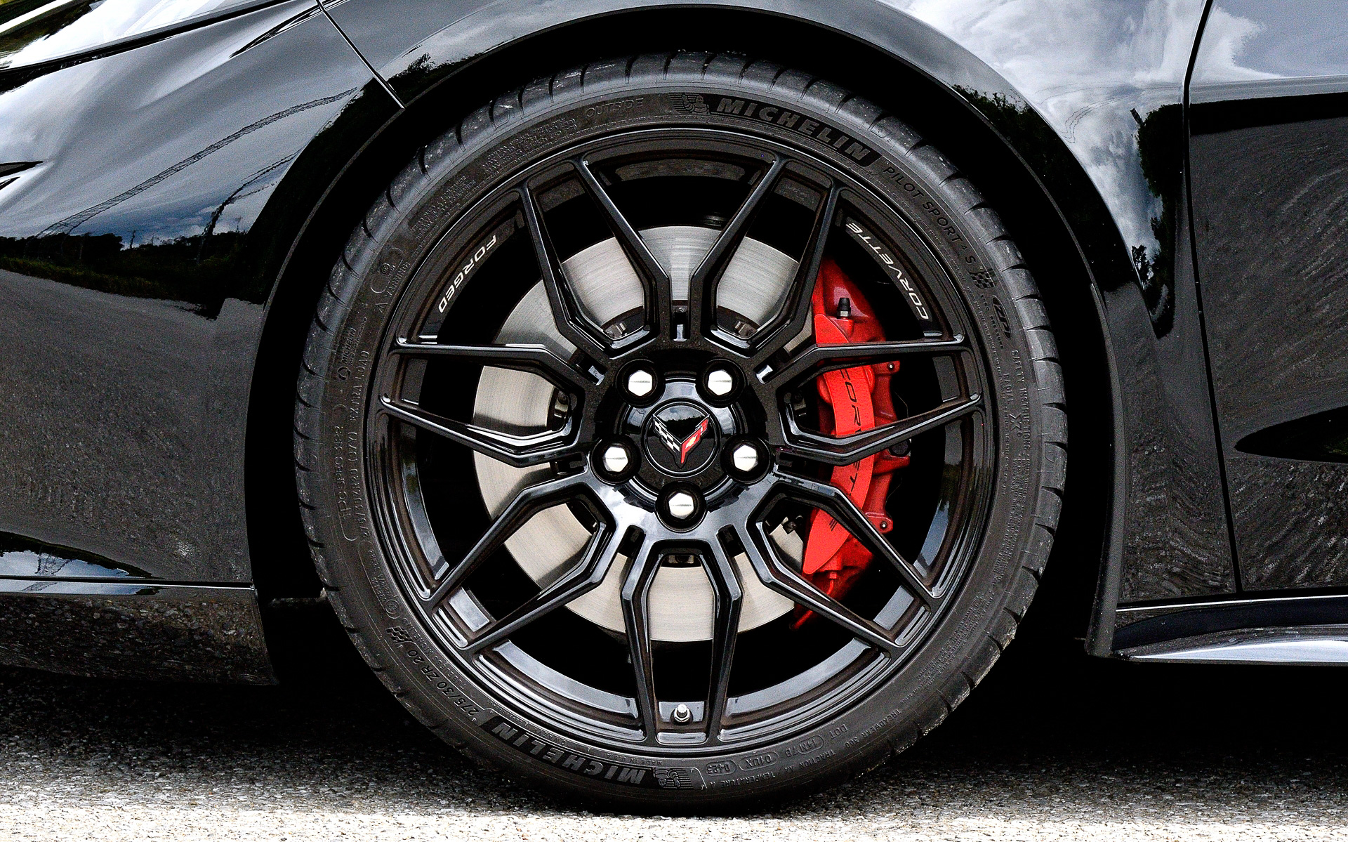 ブレンボ製ブレーキシステムを備え、フロントキャリパーのピストン数はコルベットの4ピストンに対してZ06は6ピストンとなり、フロント14.6インチ径(370mm)/リア15インチ径(380mm)のブレーキローターを標準装備する。フロント20インチ、リア21インチの「スパイダー・デザイン」(ブラック)鍛造アルミホイールはコルベット市販モデルで最大となり、タイヤはカスタムコンパウンドを使用したミシュラン「パイロット スポーツ 4 S ZP」でサイズはフロント275/30ZR20、リア345/25ZR21