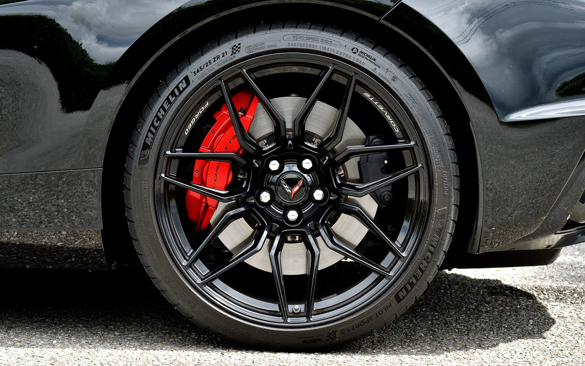 ブレンボ製ブレーキシステムを備え、フロントキャリパーのピストン数はコルベットの4ピストンに対してZ06は6ピストンとなり、フロント14.6インチ径(370mm)/リア15インチ径(380mm)のブレーキローターを標準装備する。フロント20インチ、リア21インチの「スパイダー・デザイン」(ブラック)鍛造アルミホイールはコルベット市販モデルで最大となり、タイヤはカスタムコンパウンドを使用したミシュラン「パイロット スポーツ 4 S ZP」でサイズはフロント275/30ZR20、リア345/25ZR21