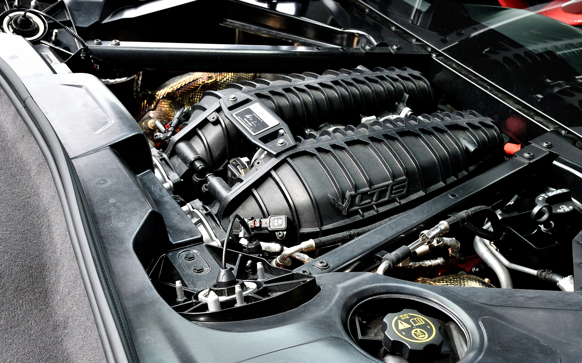 最高出力475kW（646PS）/8550rpm、最大トルク623Nm（63.6kgfm）/6300rpmを発生する新型V型8気筒DOHC 5.5リッター「LT6」型エンジンを搭載し、8速デュアルクラッチを介して後輪を駆動。燃料タンク容量は70L