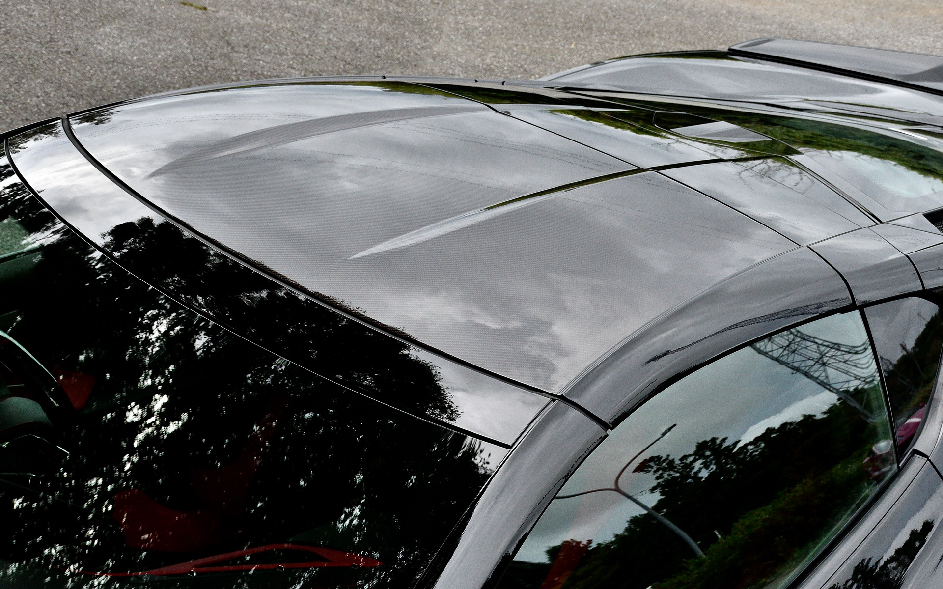 エクステリアでは左右2つのラジエーターに空気を送り込むサイドエアベントからのエアフローを増大させ、コルベット Z06専用に開発されたフロントフェイシアからは3つのフロントラジエーターに効率的に空気を配分し、冷却性能を飛躍的に高めた。また、レーストラックでの高速走行時の安定性とコーナリング性能を高めるため、調整可能なウィッカービルを備えたリアスポイラーを標準装備する