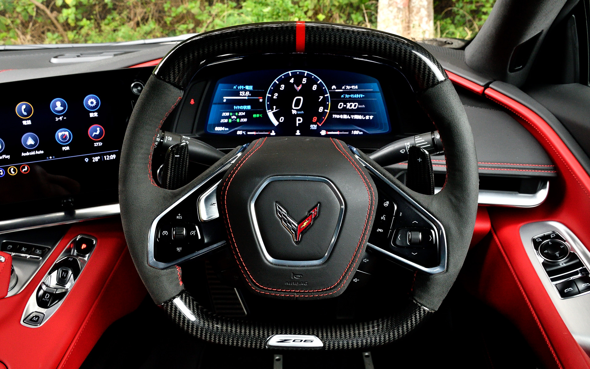 日本仕様は右ハンドルを採用。インテリアカラーはアドレナリンレッドで、カーボンファイバーを用いたステアリング、トーチレッドのシートベルト、コンペティションスポーツバケットシート、Apple CarPlayおよびAndroid Autoが利用できるナビゲーションなどが付く。ちなみにカーボン製ルーフはリアのトランクスペースに格納可能