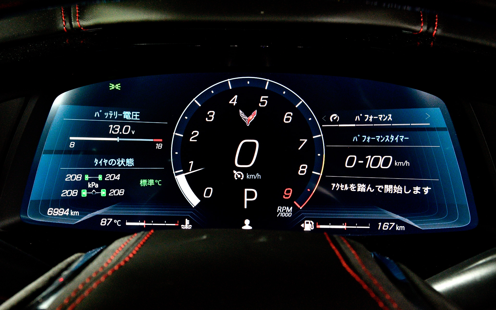 日本仕様は右ハンドルを採用。インテリアカラーはアドレナリンレッドで、カーボンファイバーを用いたステアリング、トーチレッドのシートベルト、コンペティションスポーツバケットシート、Apple CarPlayおよびAndroid Autoが利用できるナビゲーションなどが付く。ちなみにカーボン製ルーフはリアのトランクスペースに格納可能